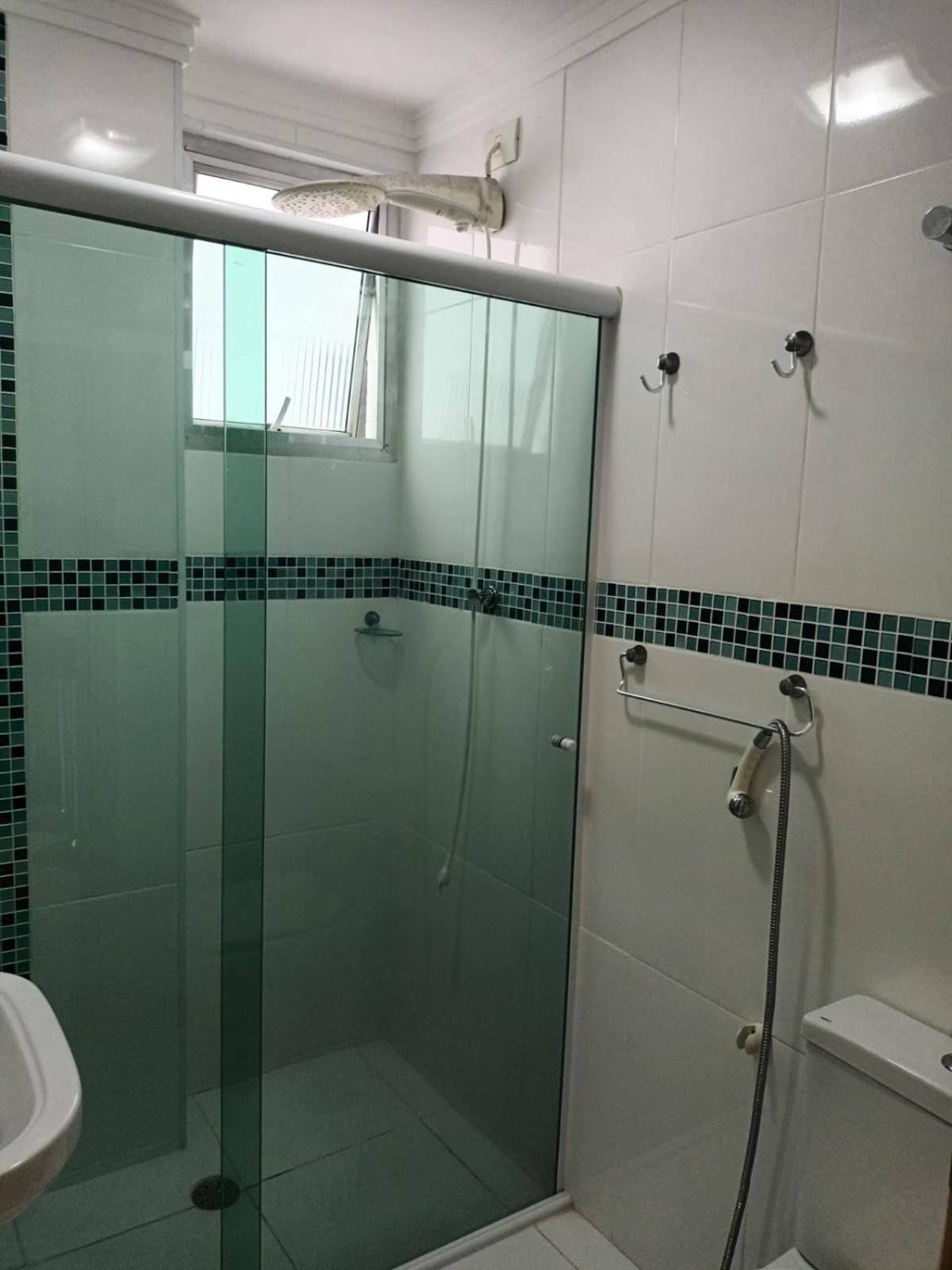 Praia Pitangueiras- Apartamento Quarto e sala - Vaga garagem- Duas quadras da praia- Próximo mercado, bares e restaurantes