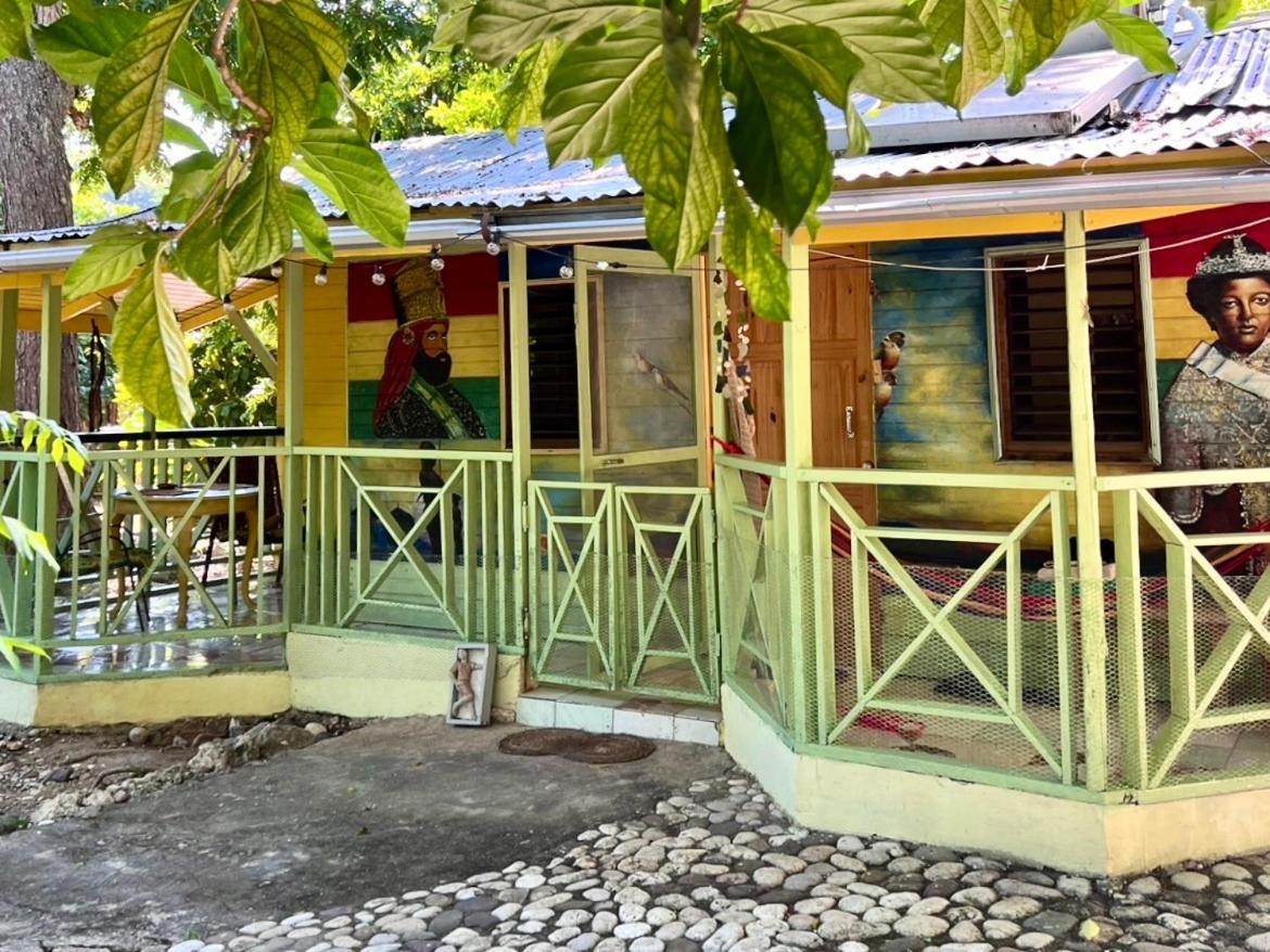 Real Jamaica - 5 Cabins right beside the sea