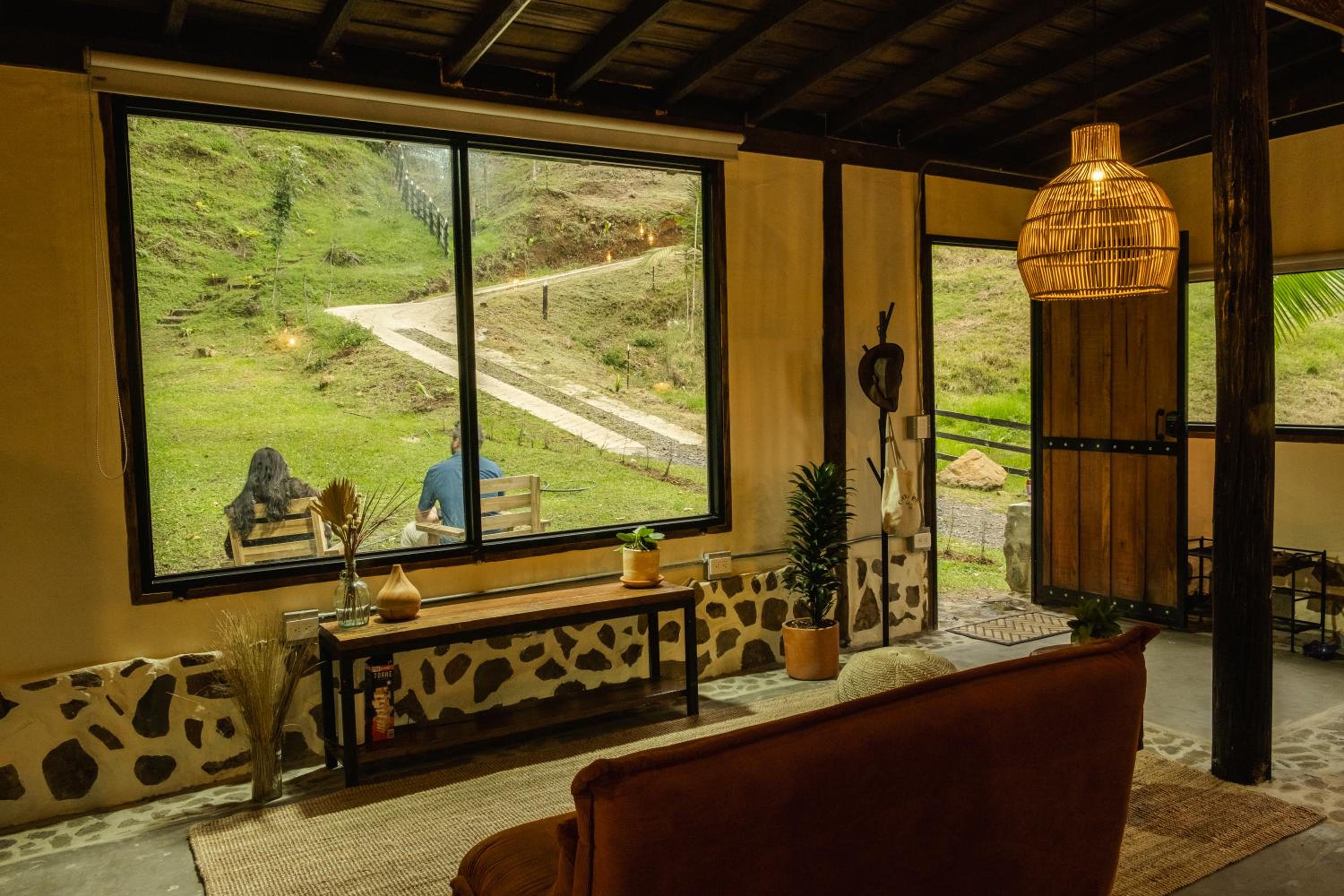 Hotel Peaceful rustic cabin steps from town - Image 1