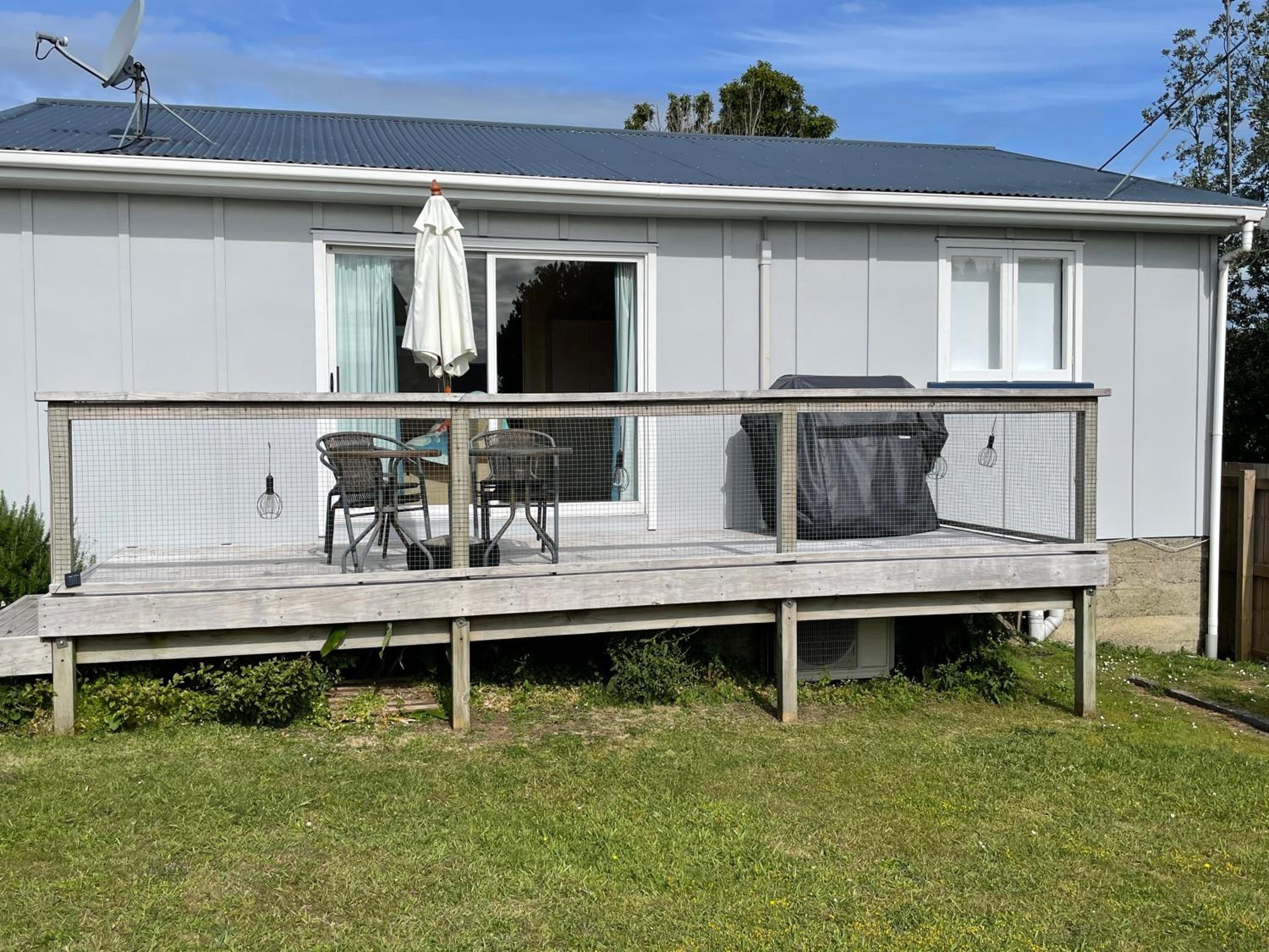 Relaxing Raglan & the Boat House