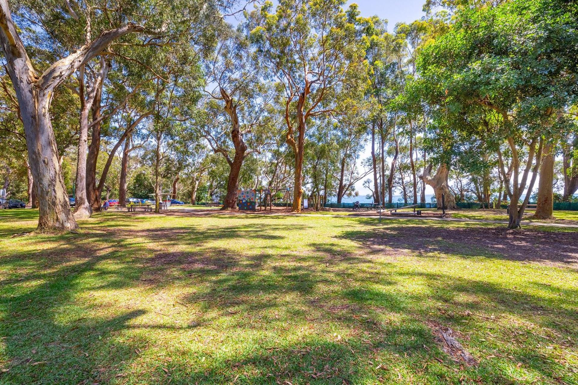 Pet friendly 139 Government Rd - Air Con, WiFi, Water views