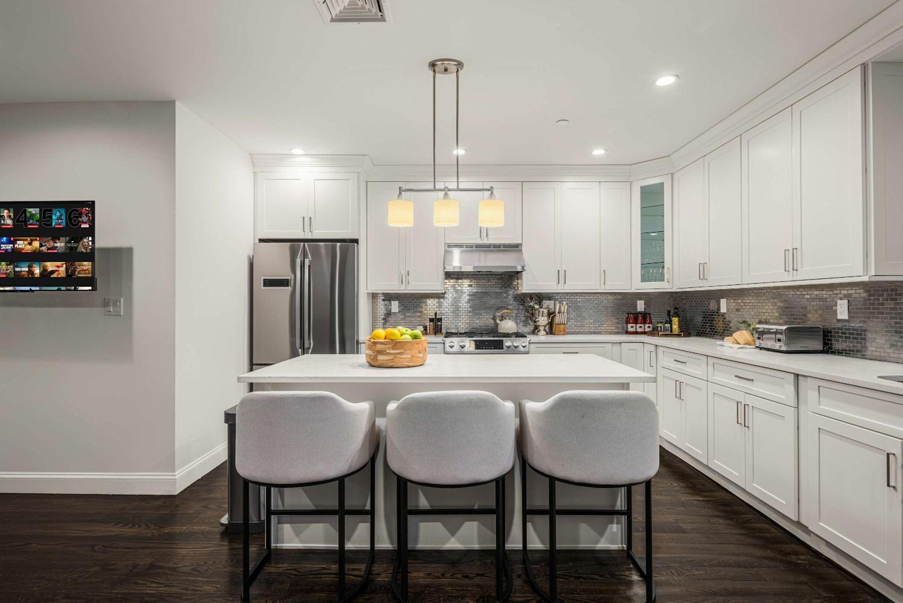 Luxe Harlem Retreat 3BR Designer Home w Parking
