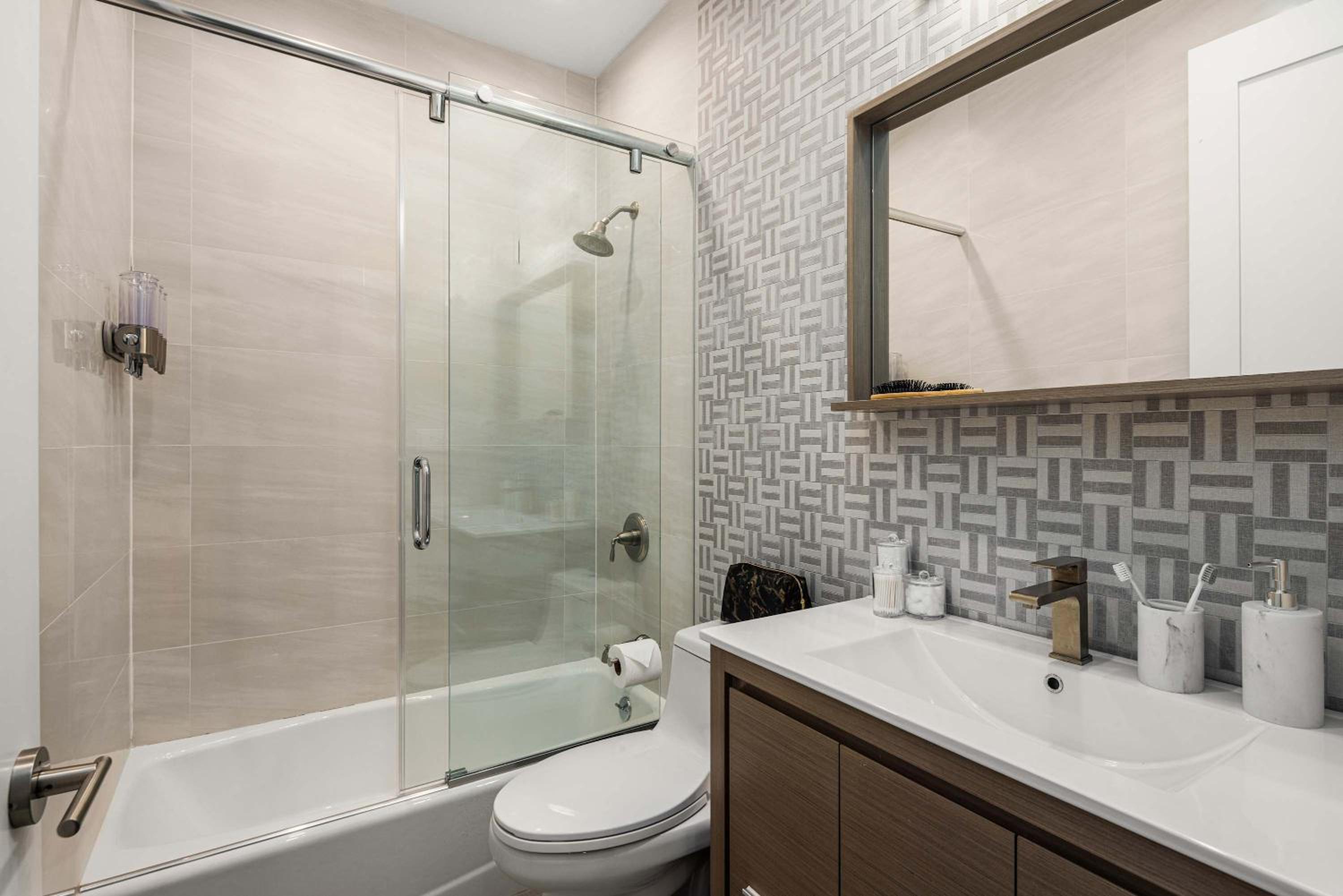Luxe Harlem Retreat 3BR Designer Home w Parking