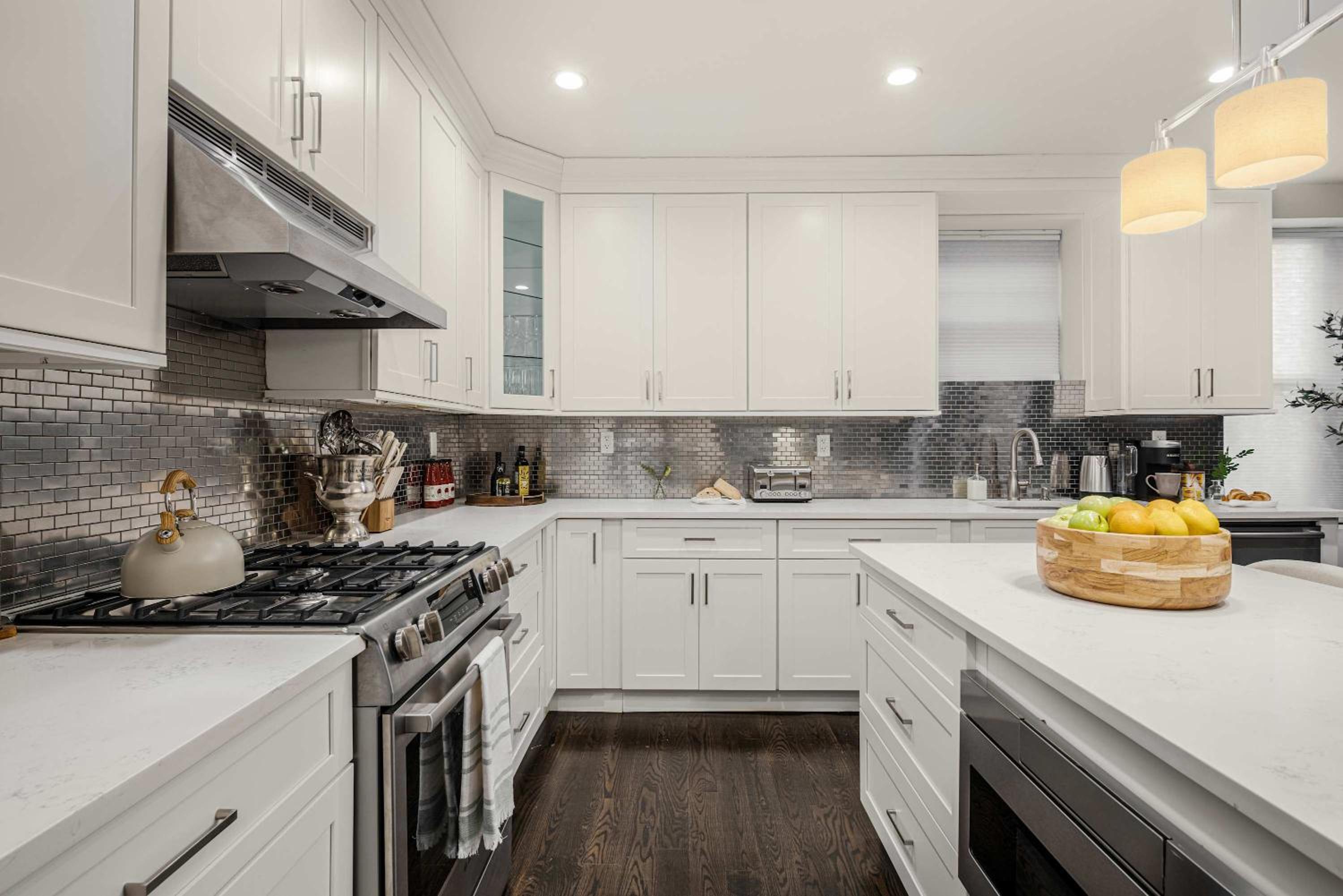 Luxe Harlem Retreat 3BR Designer Home w Parking