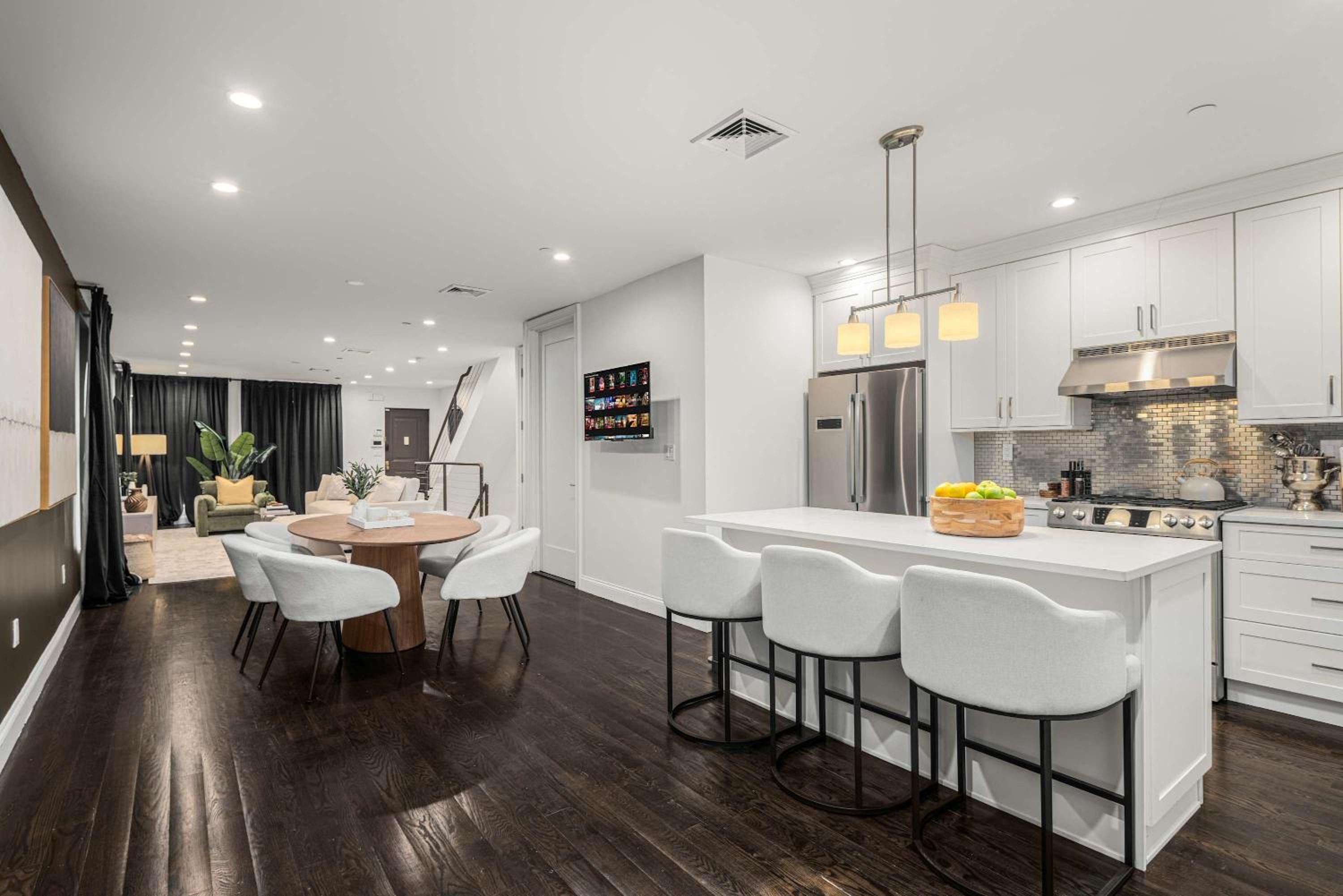 Luxe Harlem Retreat 3BR Designer Home w Parking