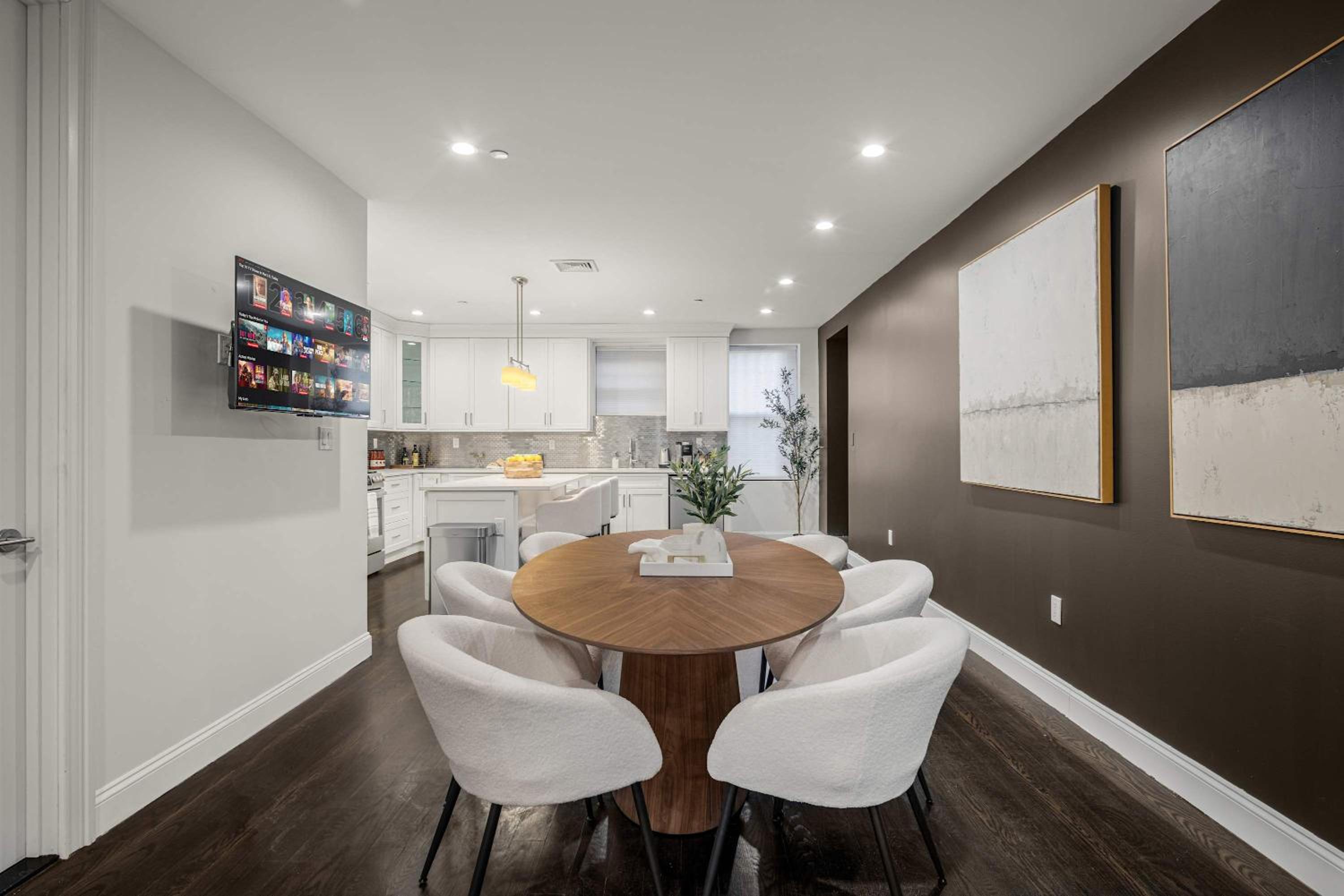 Luxe Harlem Retreat 3BR Designer Home w Parking
