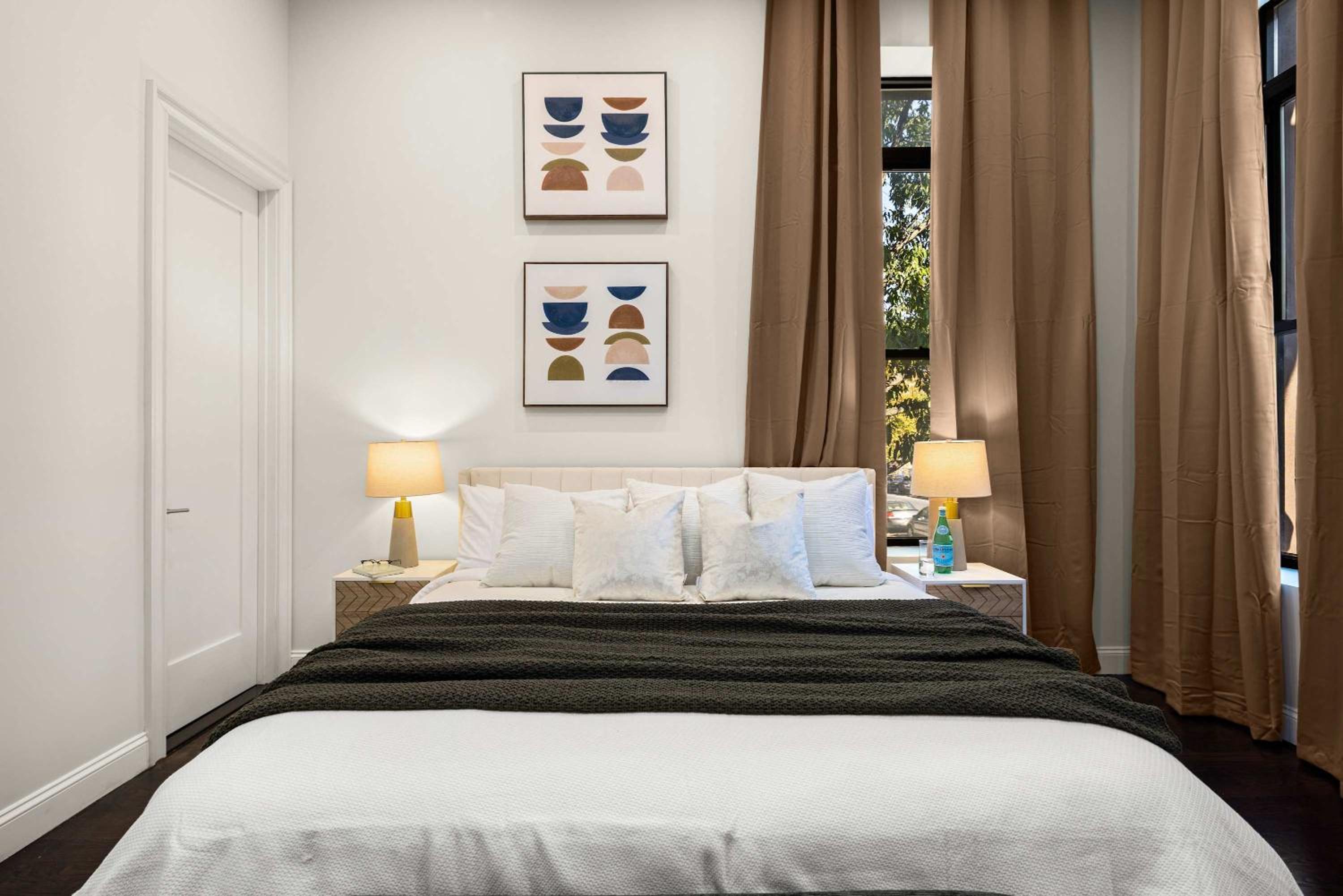 Luxe Harlem Retreat 3BR Designer Home w Parking