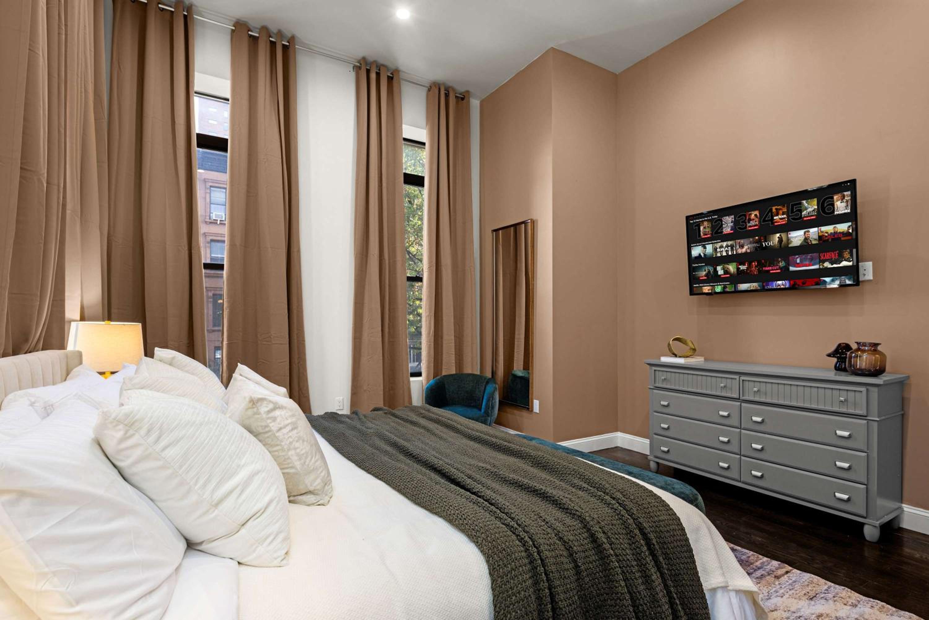Luxe Harlem Retreat 3BR Designer Home w Parking
