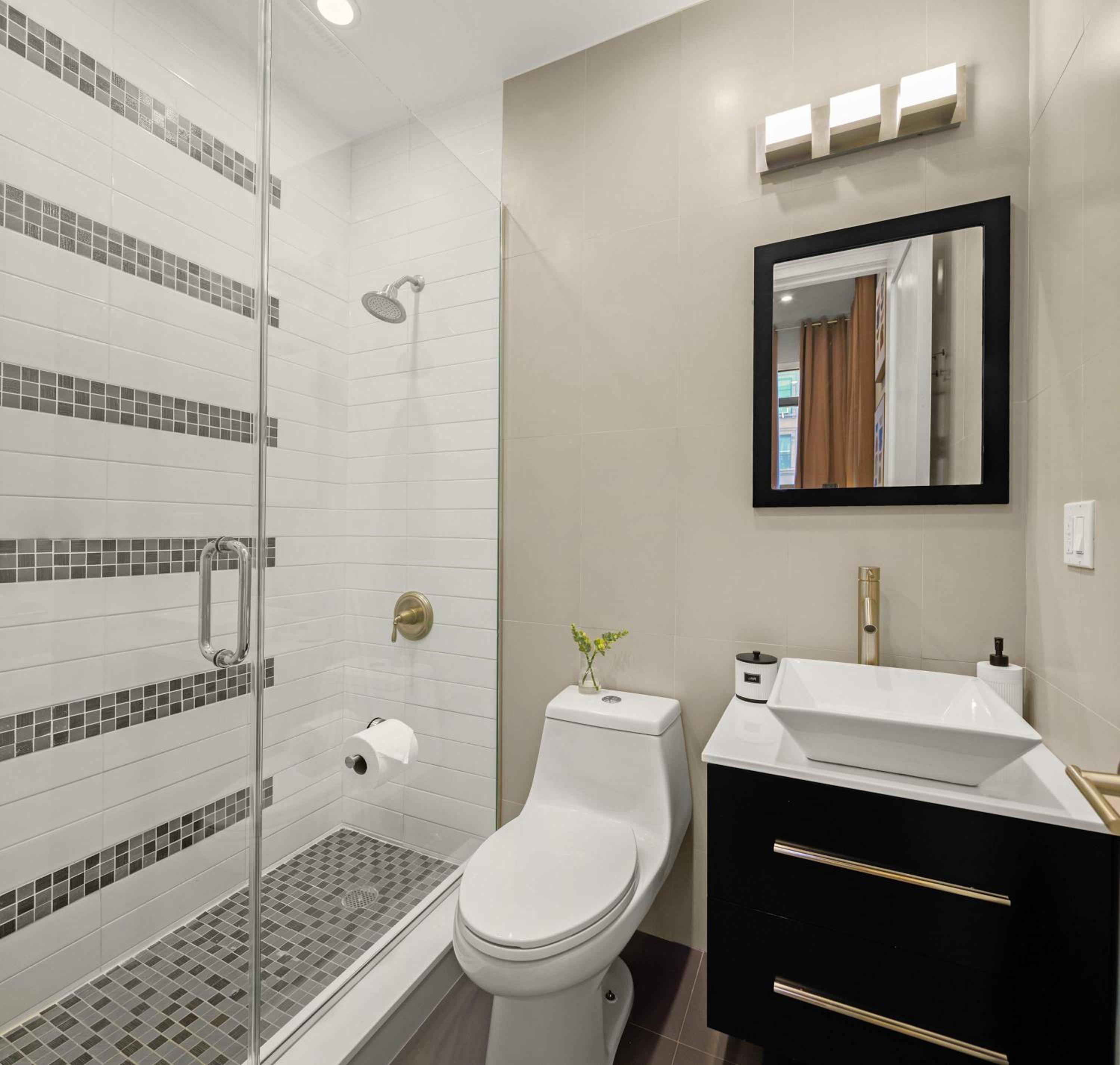 Luxe Harlem Retreat 3BR Designer Home w Parking