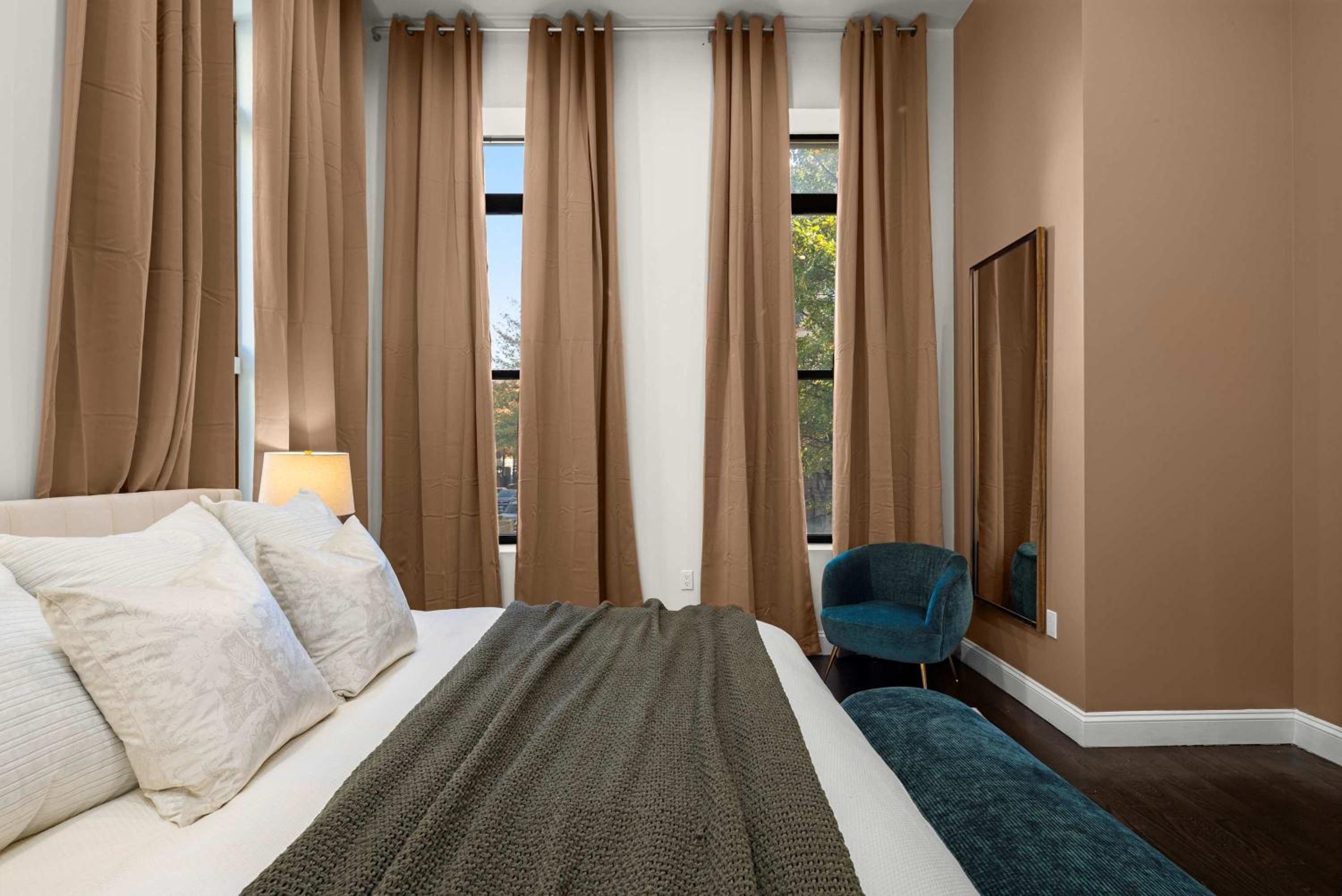Luxe Harlem Retreat 3BR Designer Home w Parking