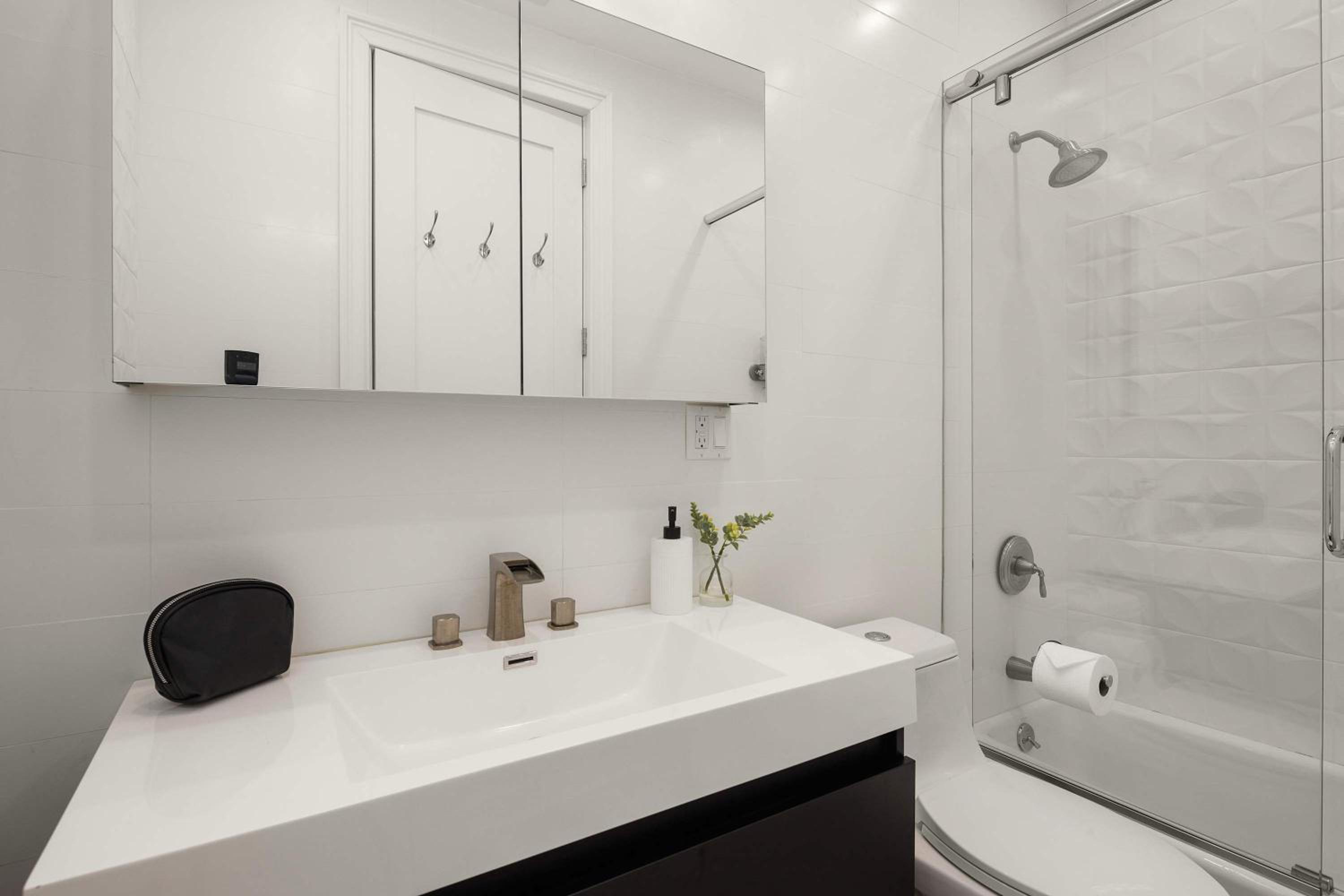 Luxe Harlem Retreat 3BR Designer Home w Parking