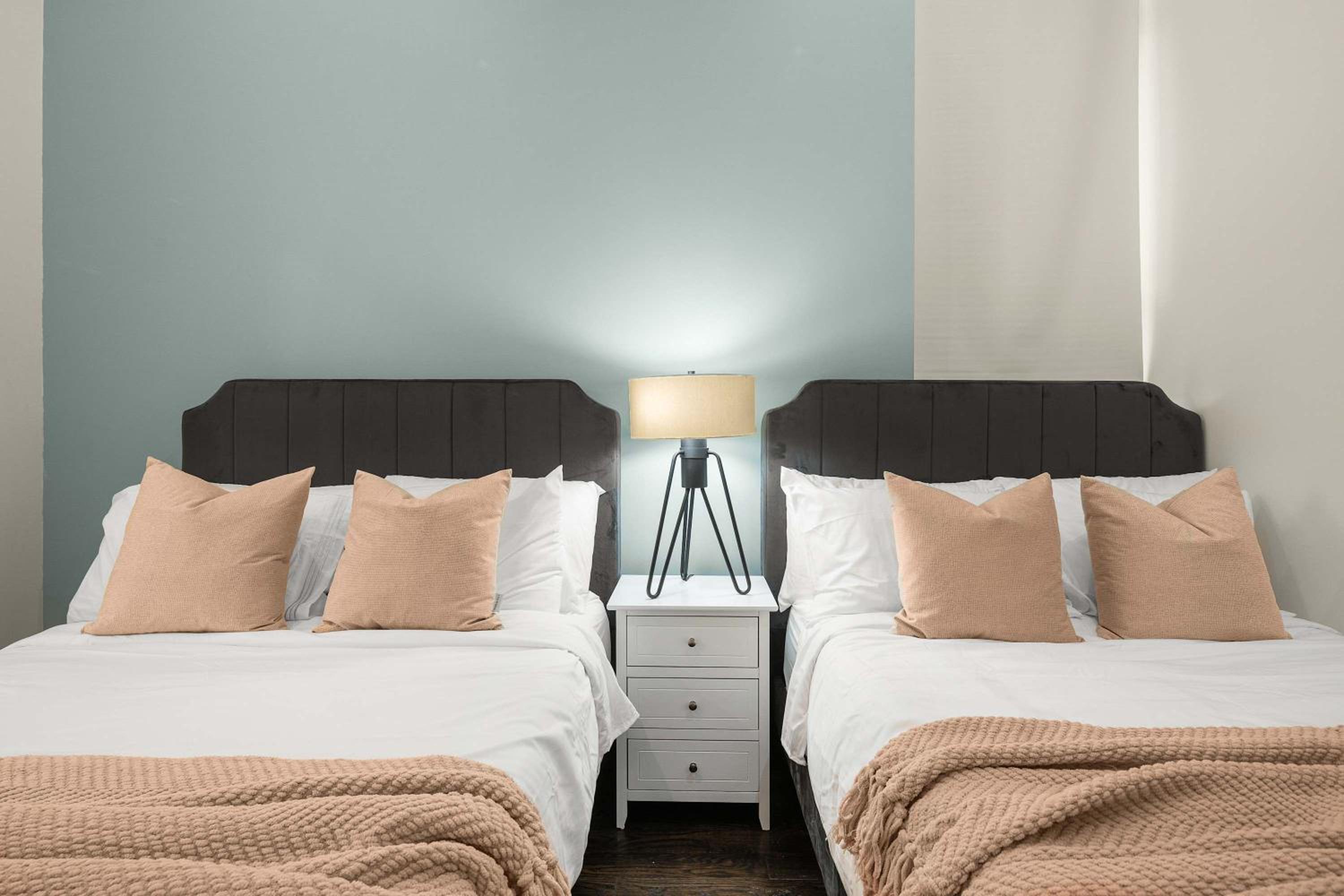 Luxe Harlem Retreat 3BR Designer Home w Parking