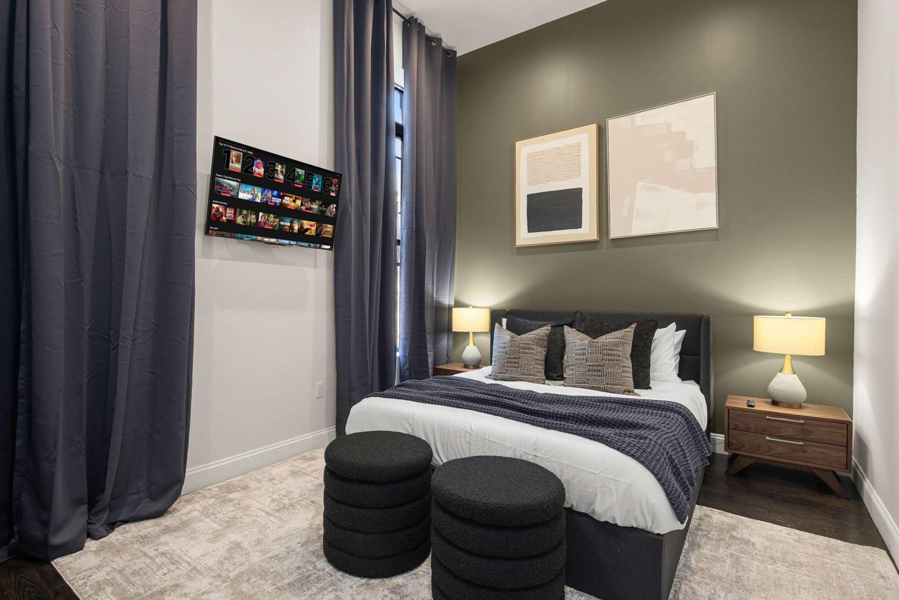 Luxe Harlem Retreat 3BR Designer Home w Parking