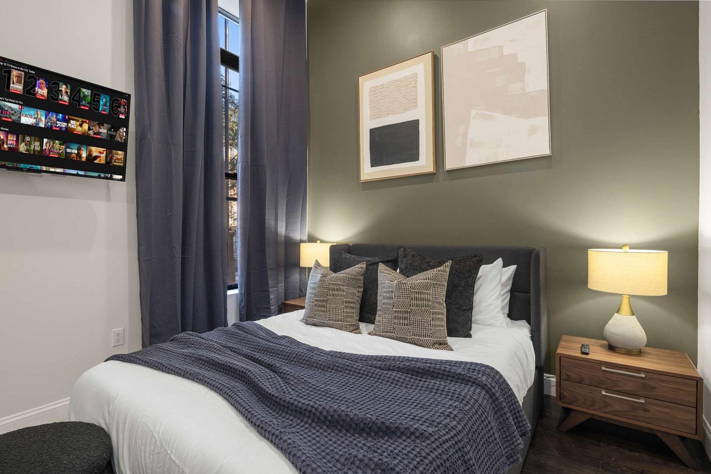 Luxe Harlem Retreat 3BR Designer Home w Parking