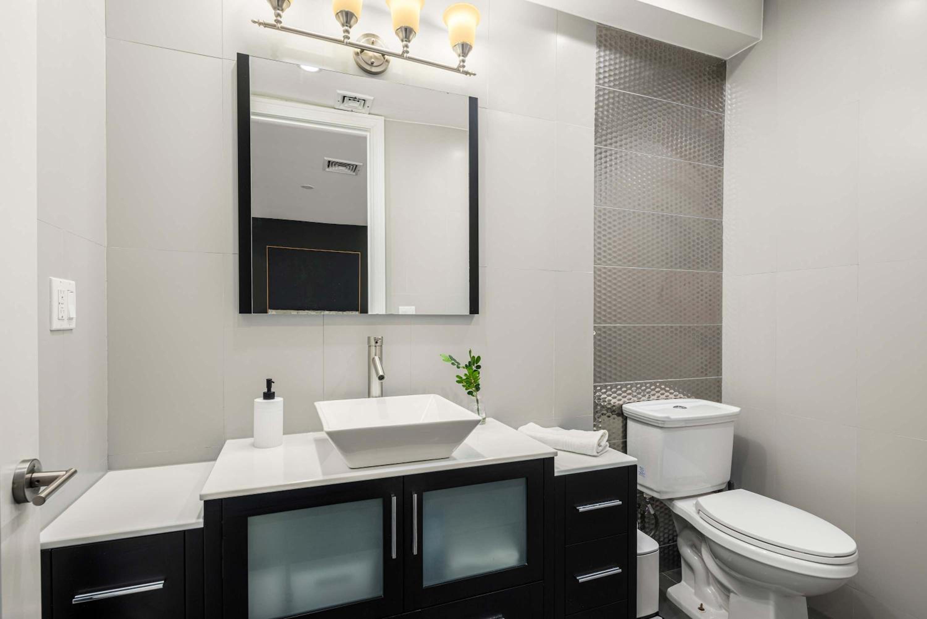 Luxe Harlem Retreat 3BR Designer Home w Parking