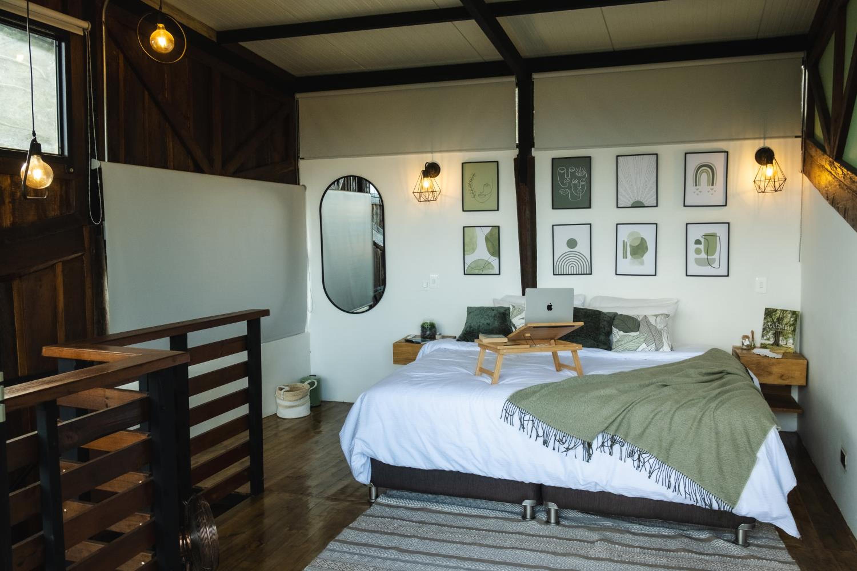 Refined cabin, panoramic views, steps from Jericó