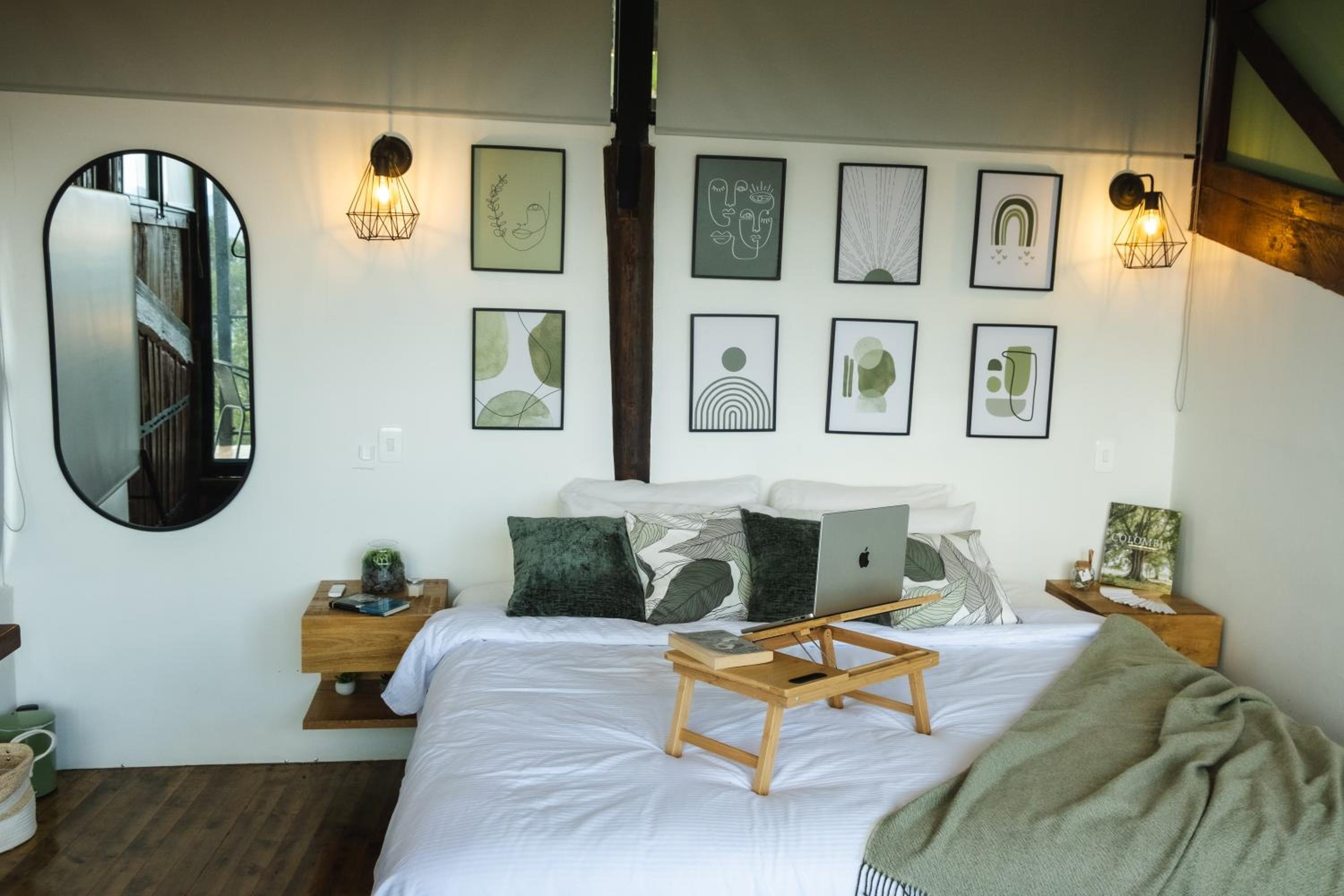 Refined cabin, panoramic views, steps from Jericó