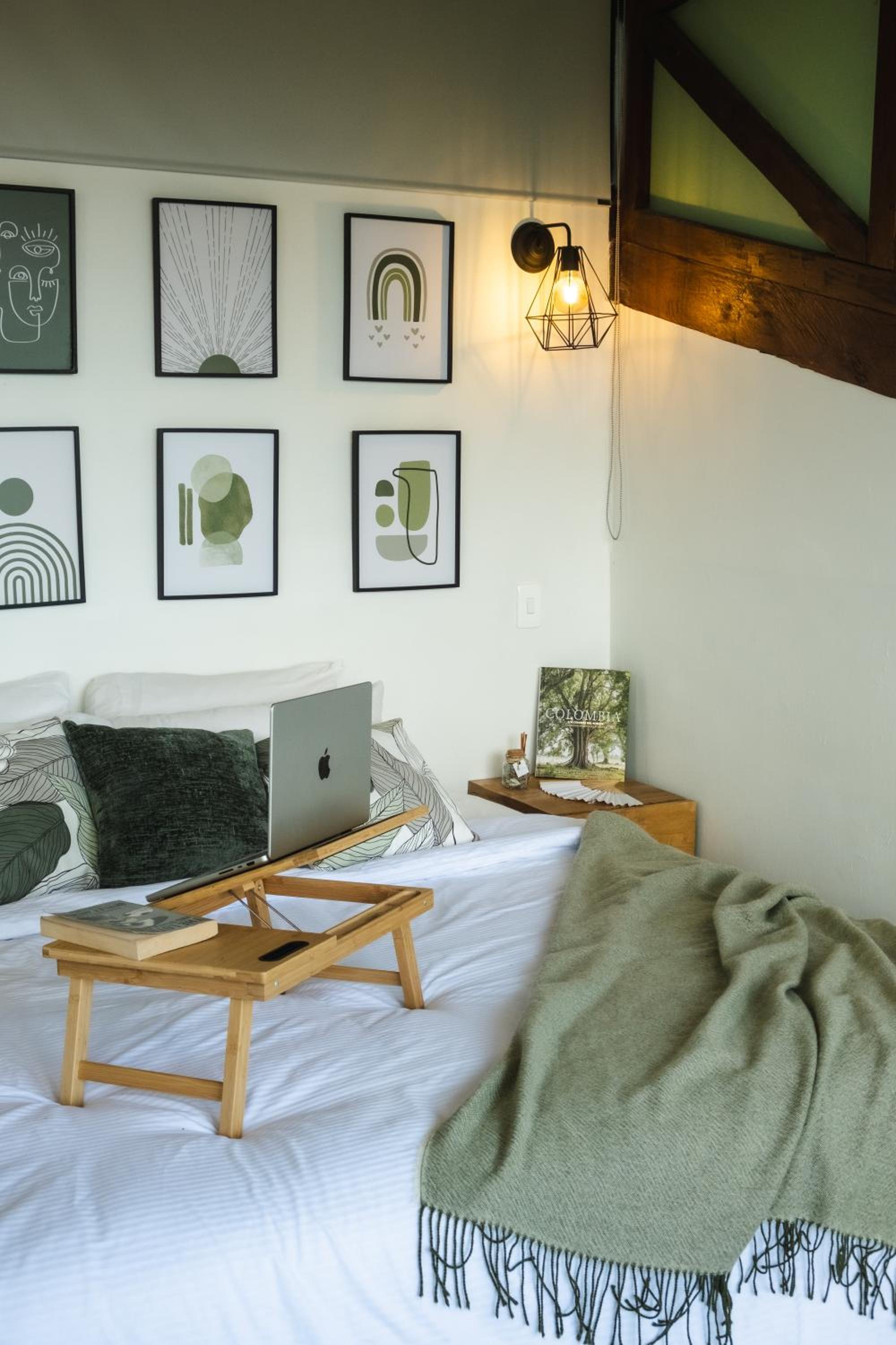Refined cabin, panoramic views, steps from Jericó