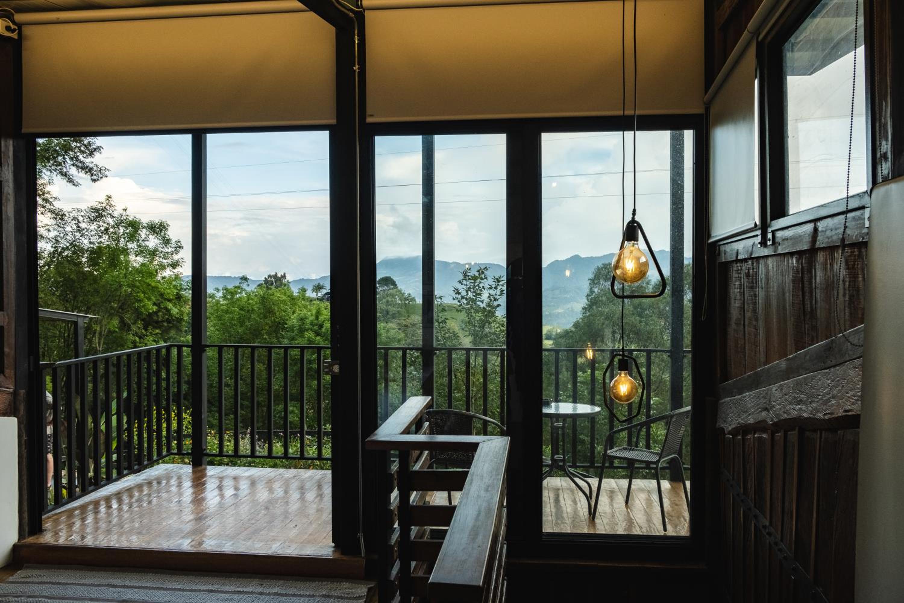 Refined cabin, panoramic views, steps from Jericó