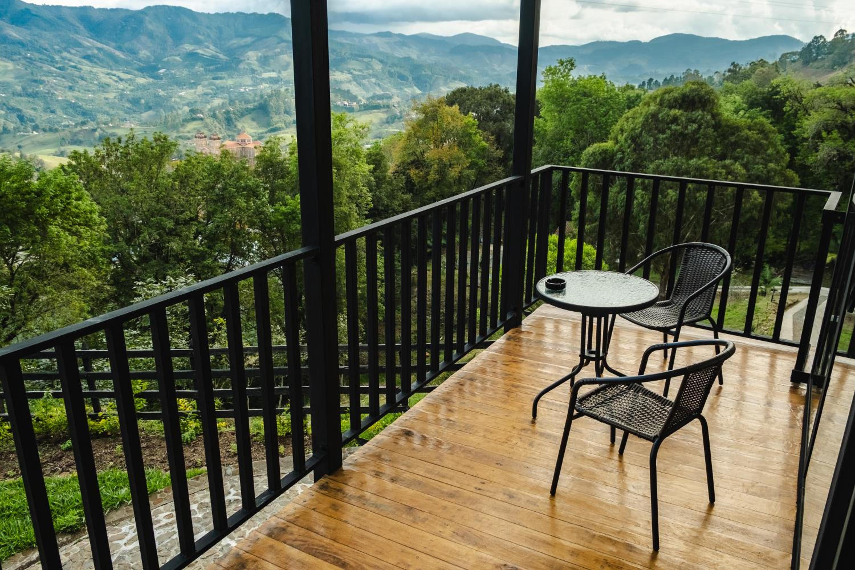 Refined cabin, panoramic views, steps from Jericó