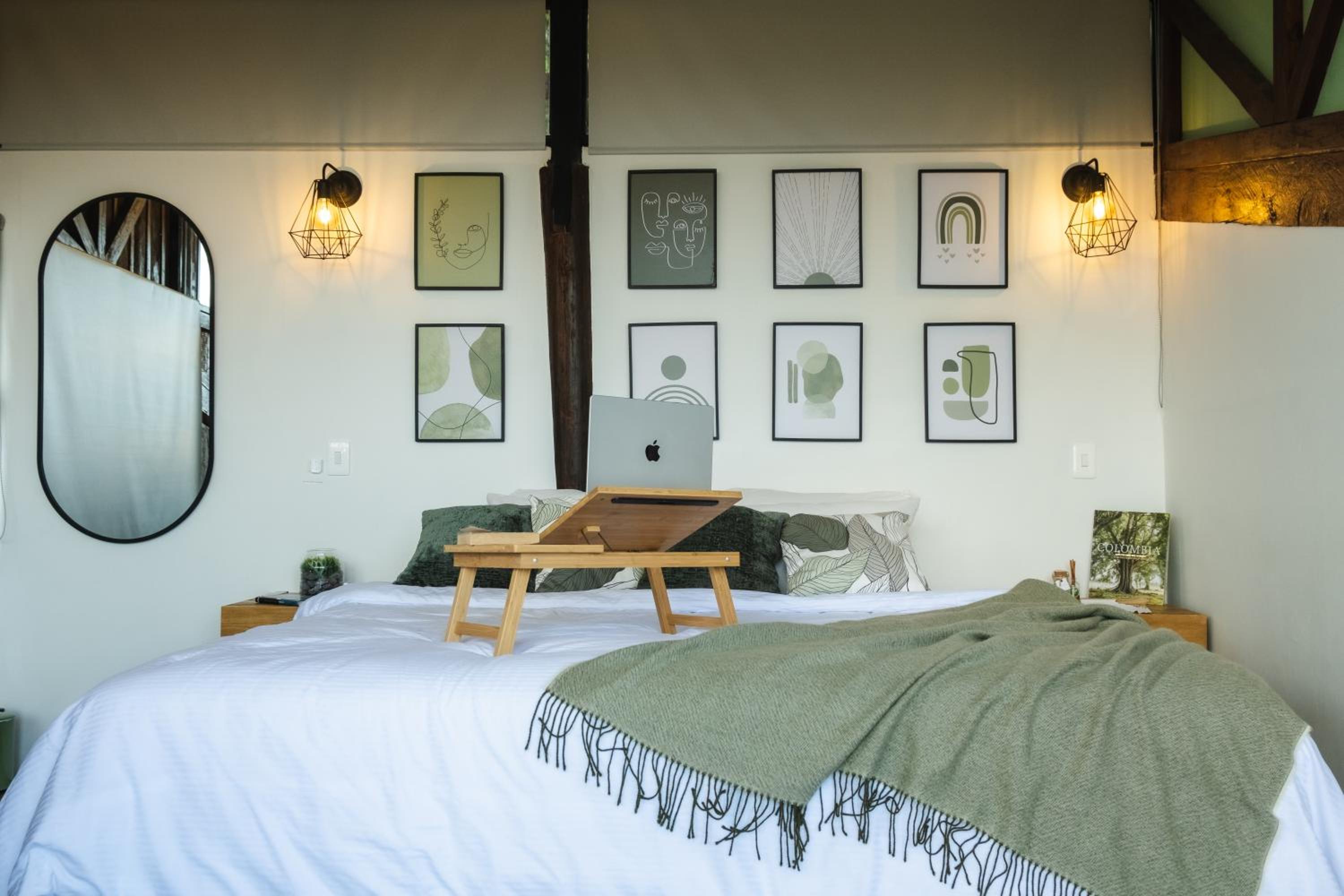 Refined cabin, panoramic views, steps from Jericó