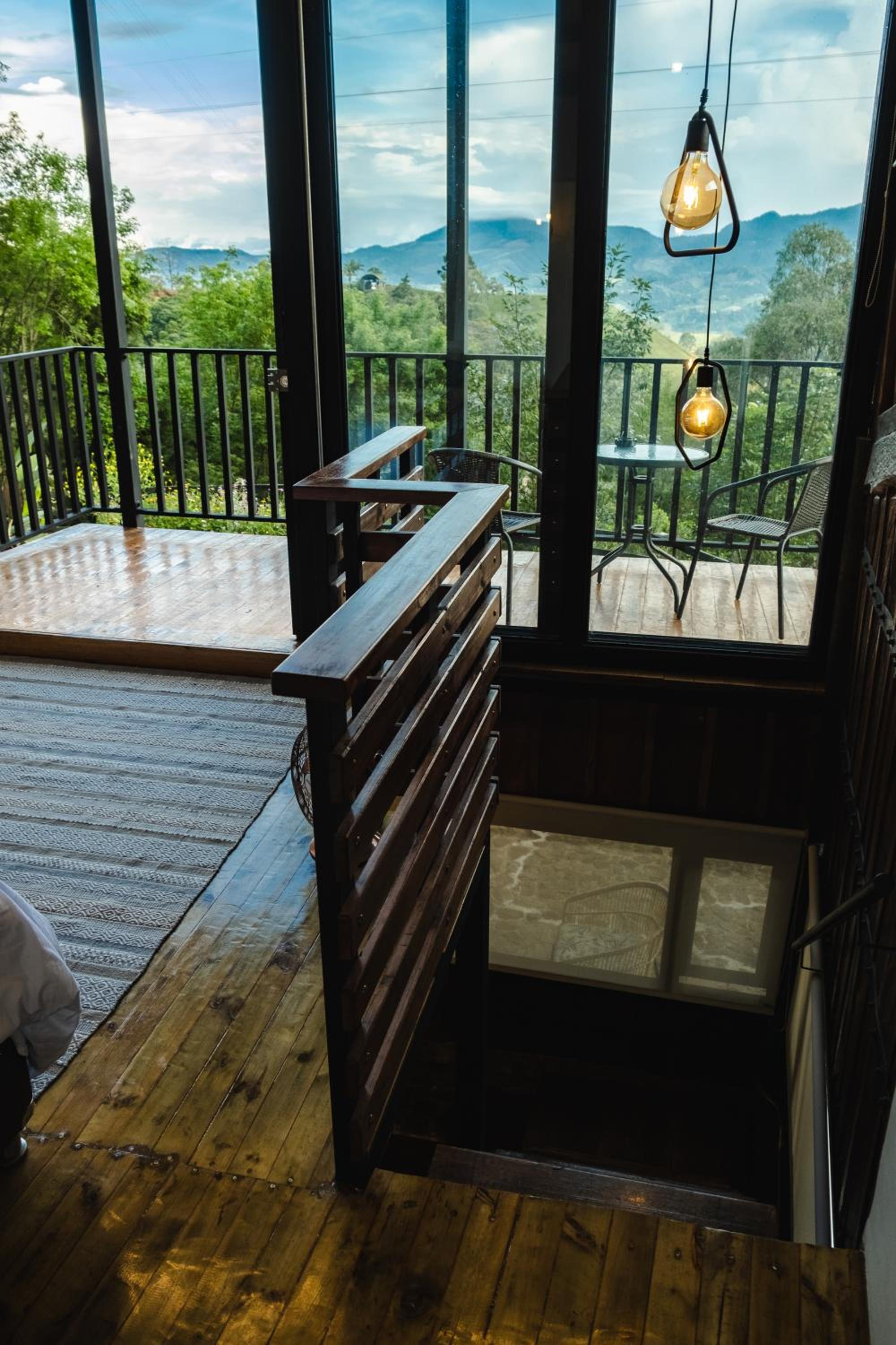 Refined cabin, panoramic views, steps from Jericó