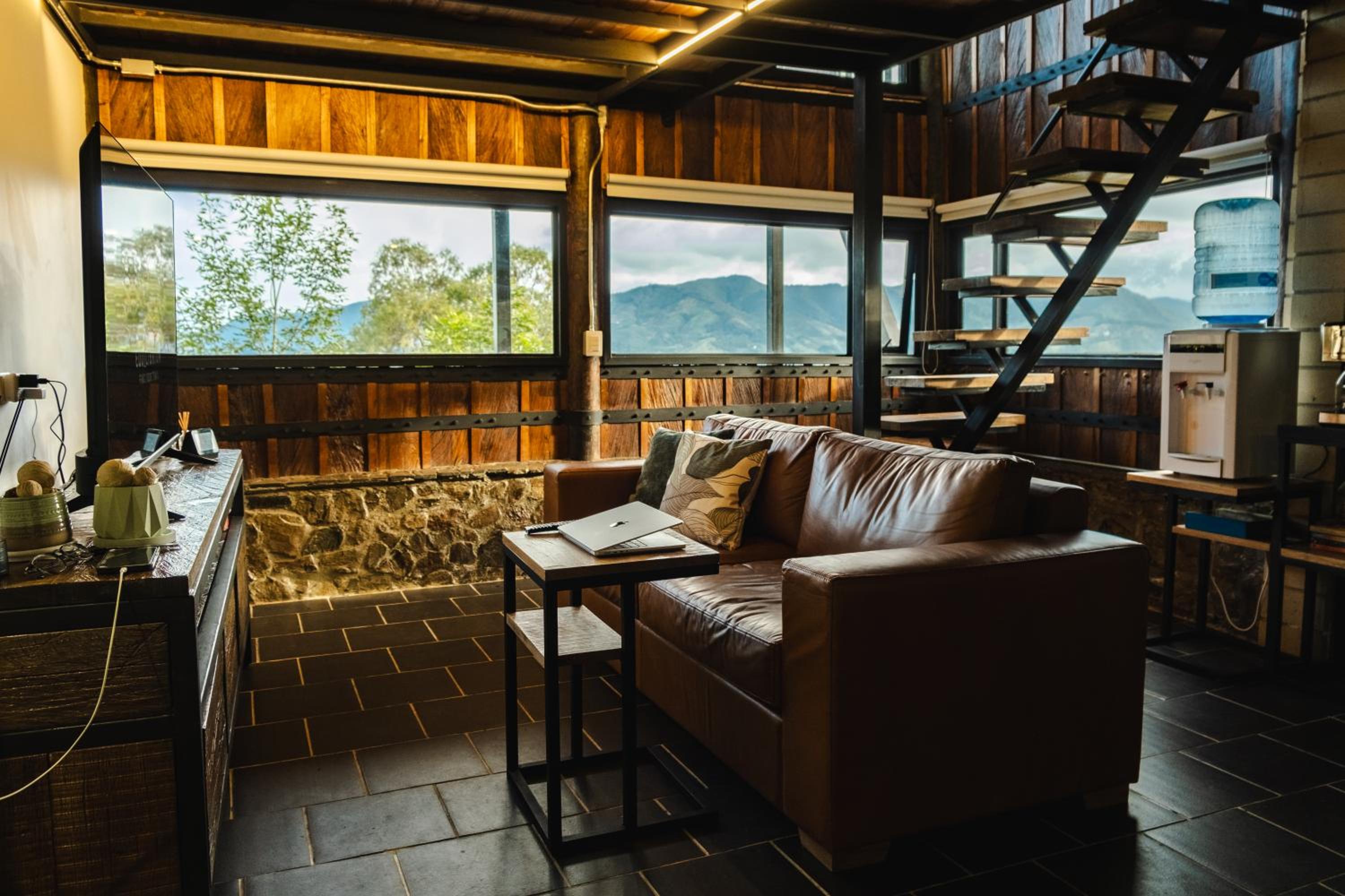 Refined cabin, panoramic views, steps from Jericó