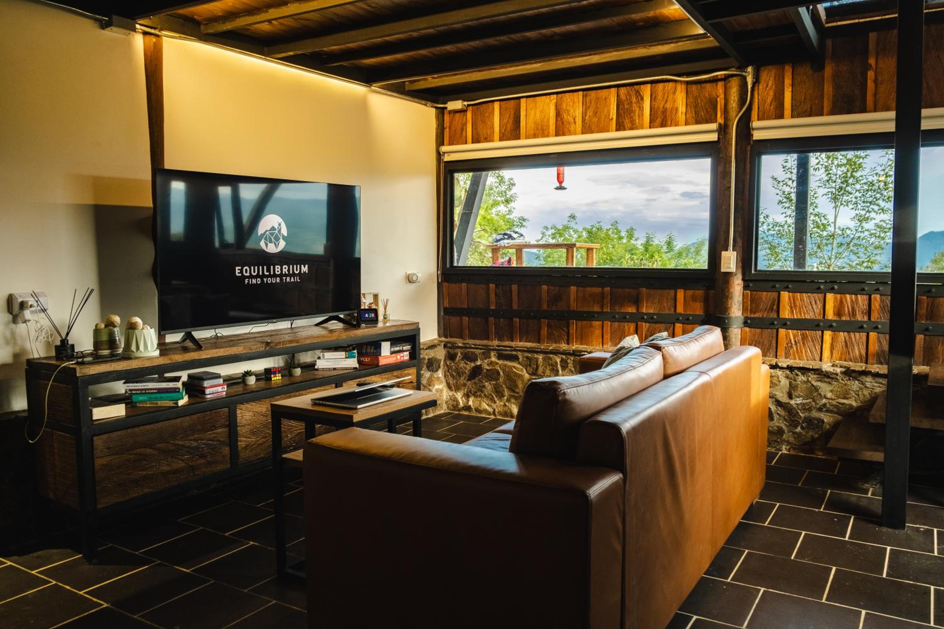 Refined cabin, panoramic views, steps from Jericó
