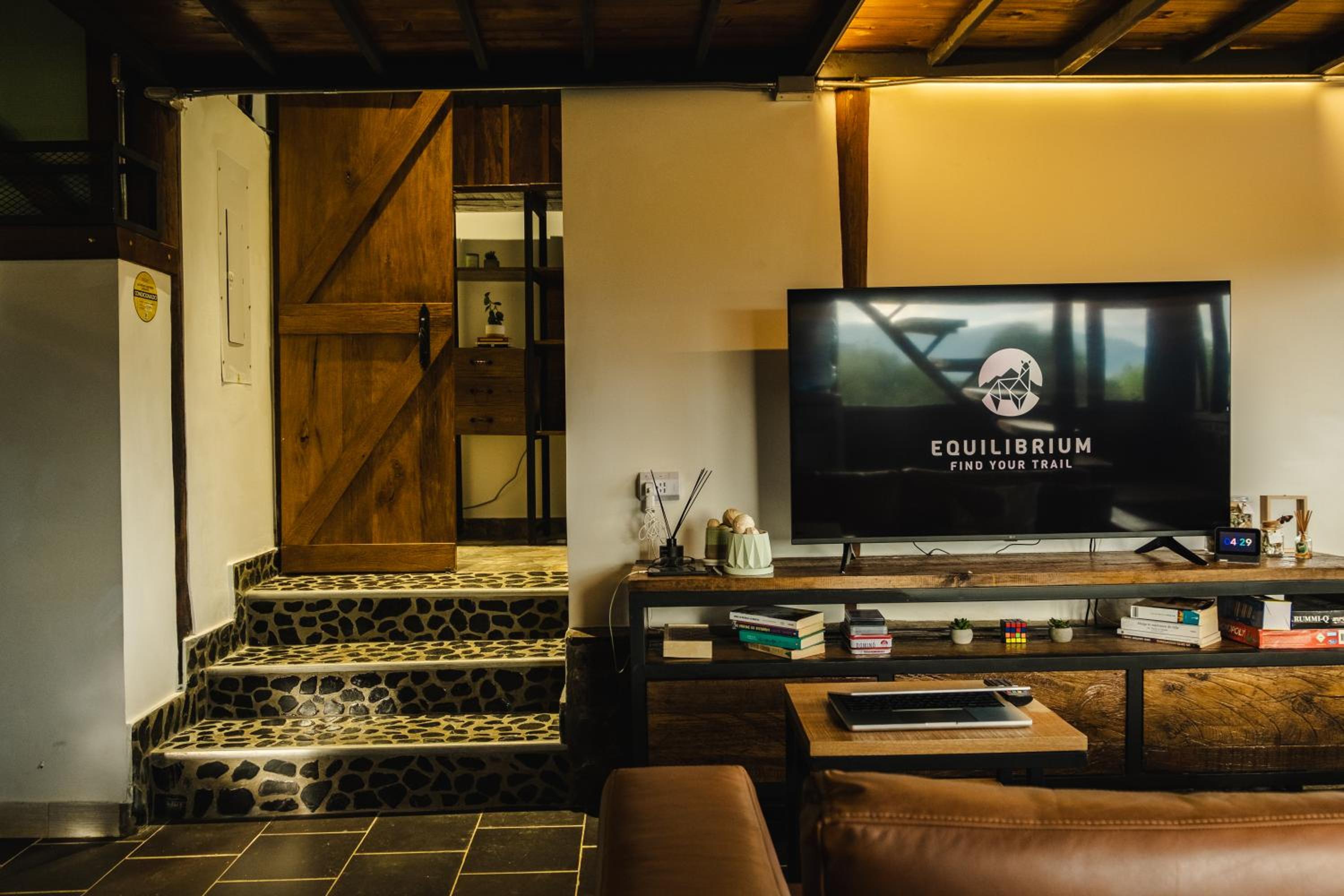 Refined cabin, panoramic views, steps from Jericó