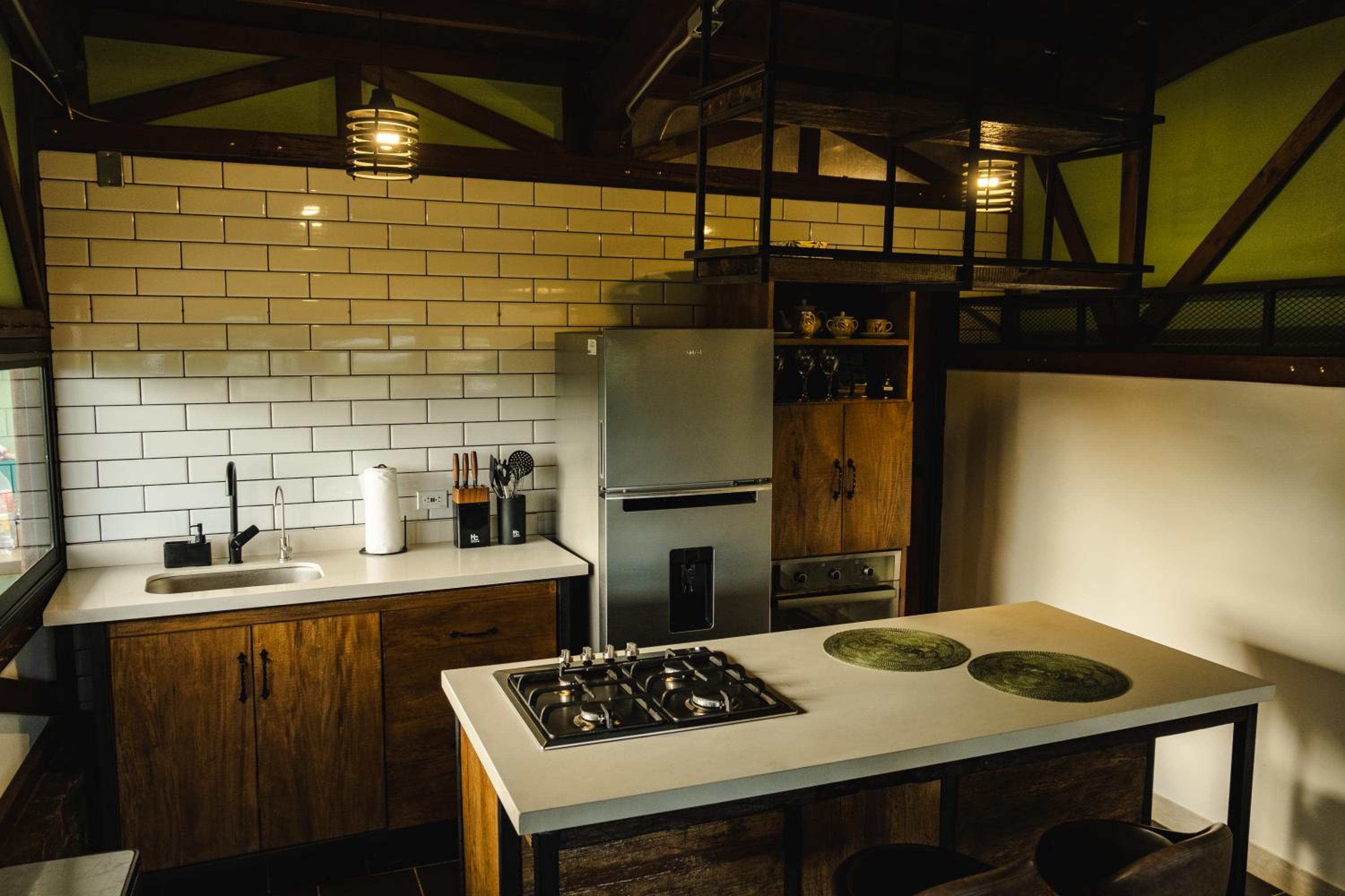 Refined cabin, panoramic views, steps from Jericó