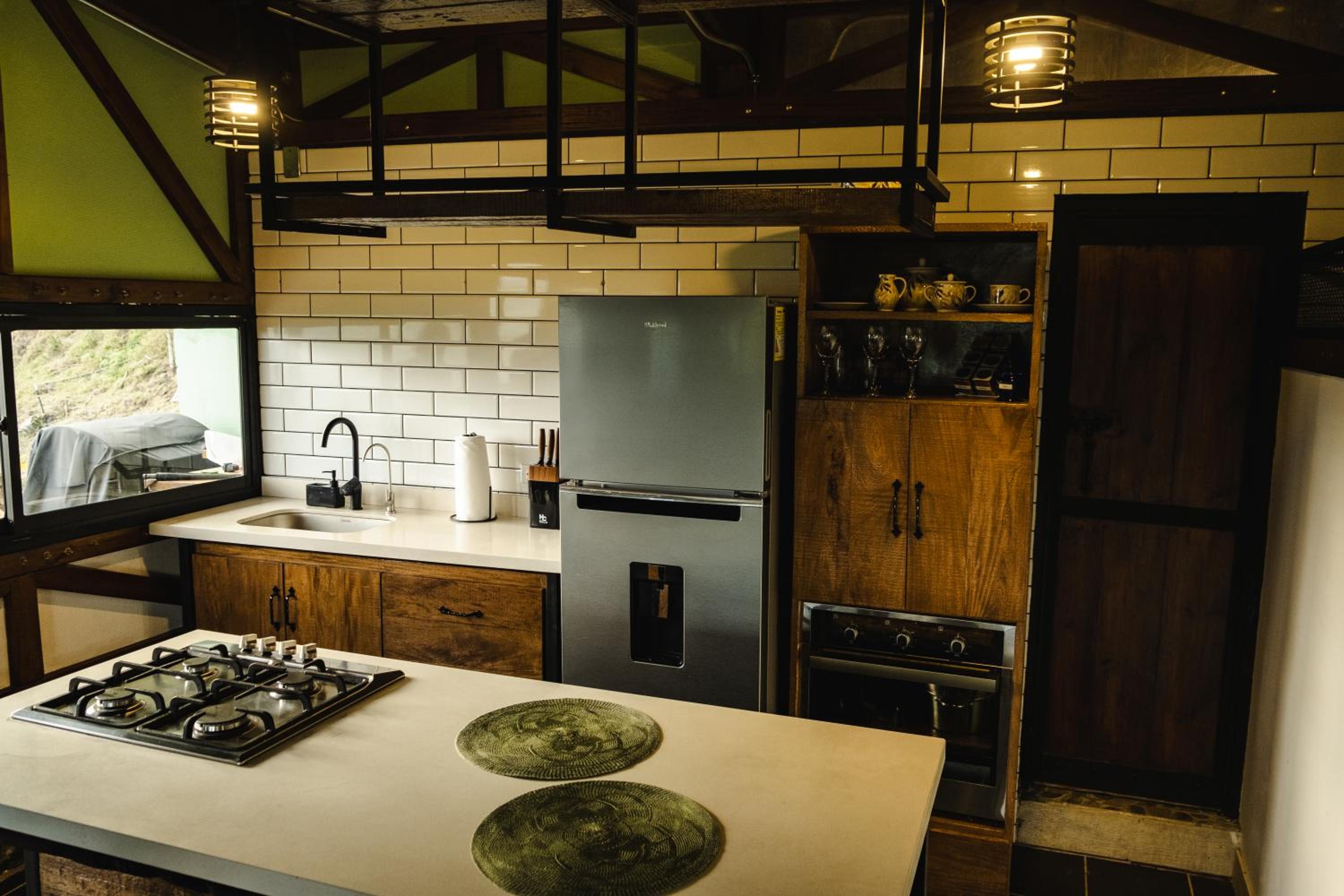Refined cabin, panoramic views, steps from Jericó