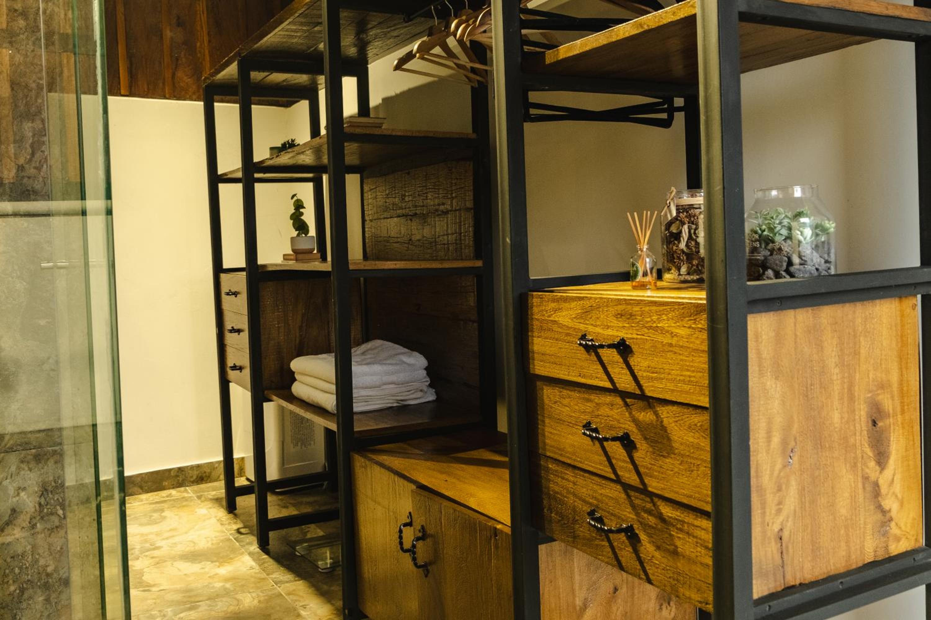Refined cabin, panoramic views, steps from Jericó
