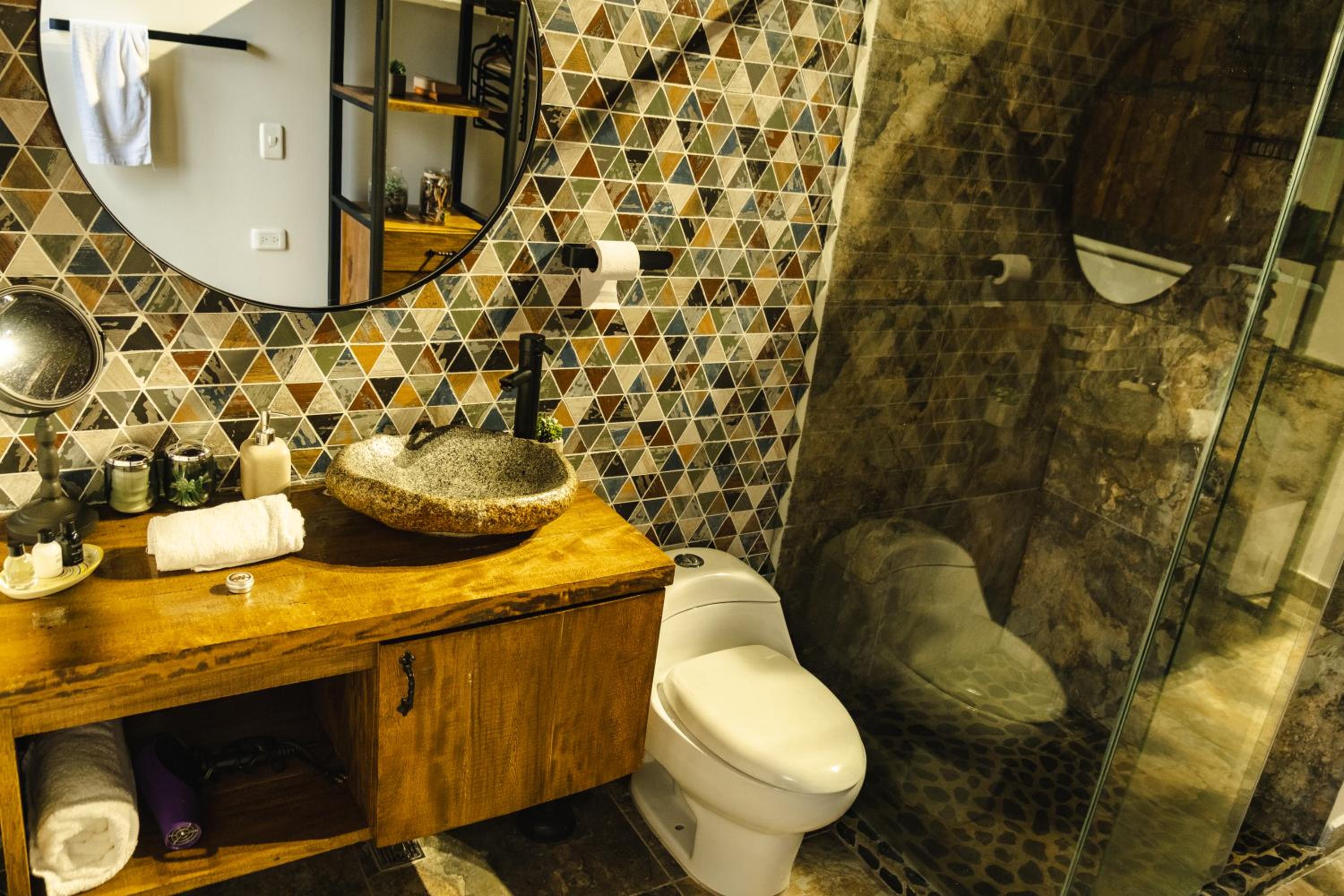 Refined cabin, panoramic views, steps from Jericó