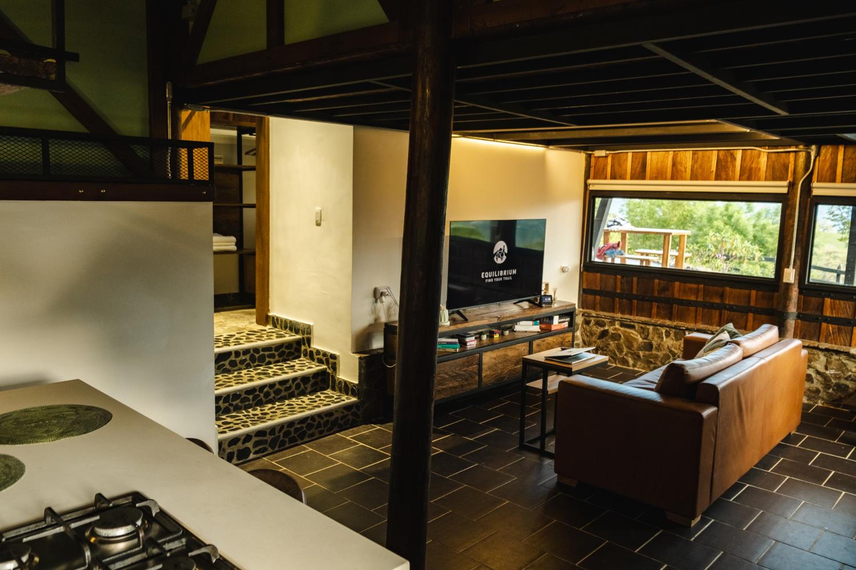 Refined cabin, panoramic views, steps from Jericó