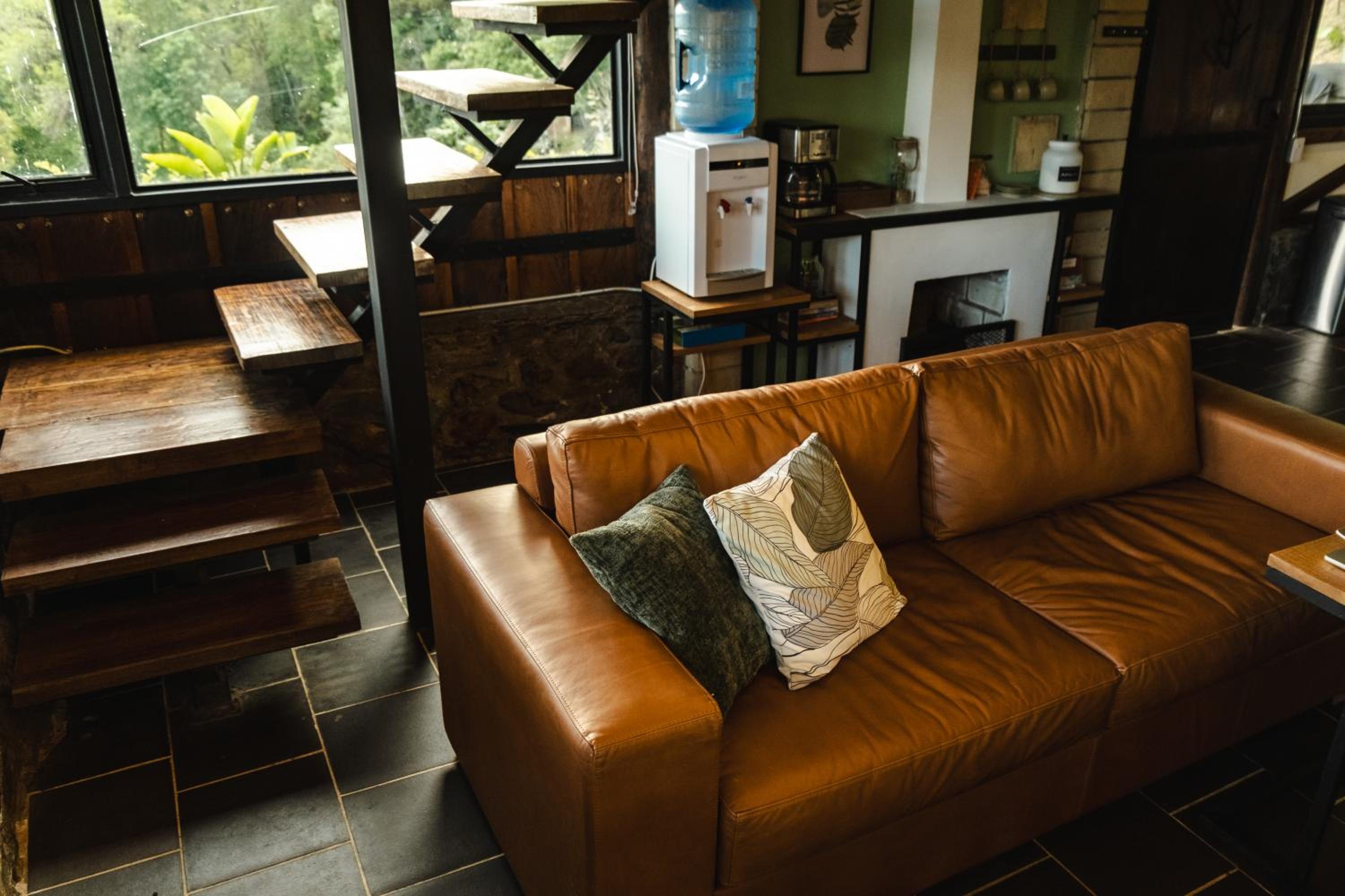 Refined cabin, panoramic views, steps from Jericó