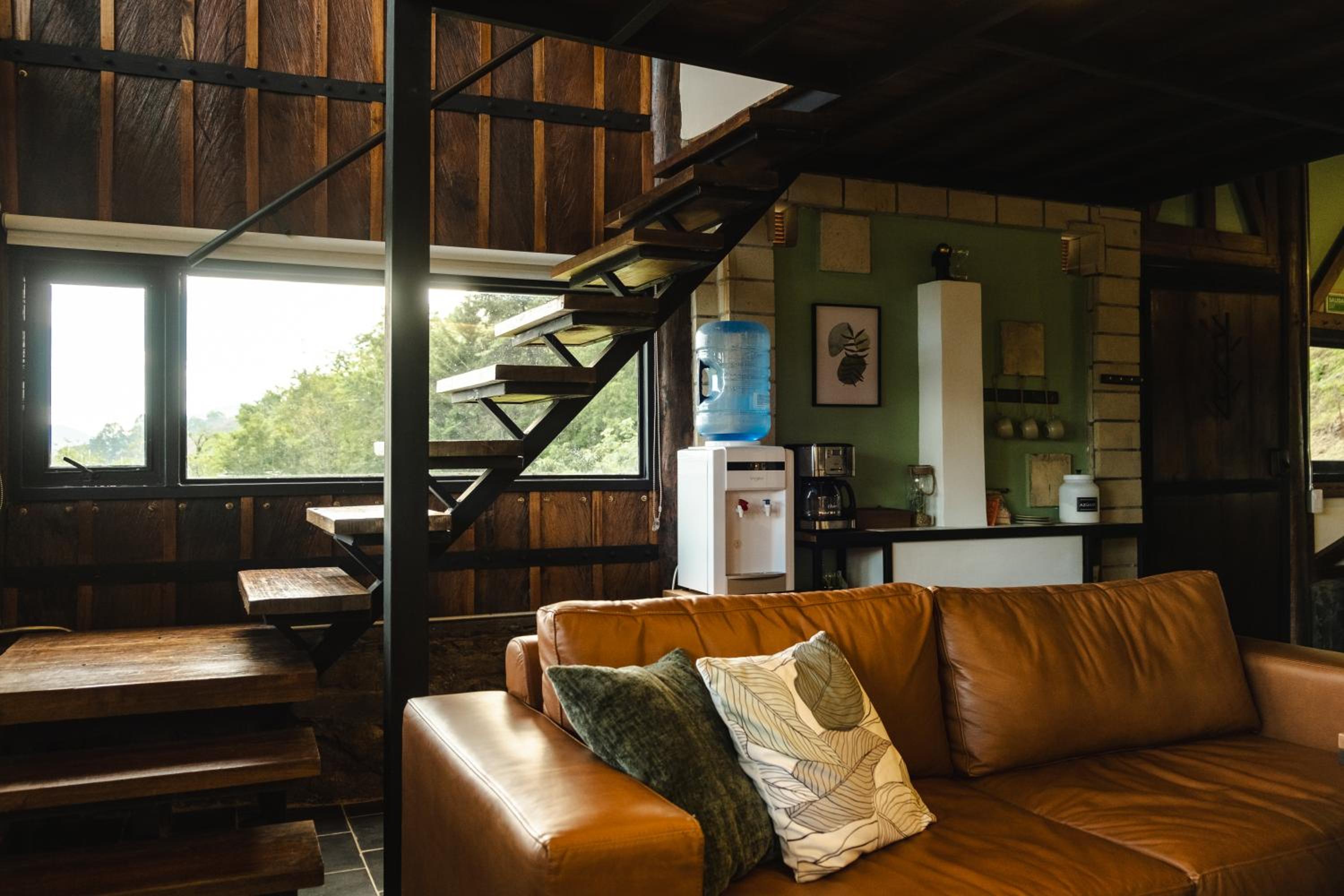 Refined cabin, panoramic views, steps from Jericó