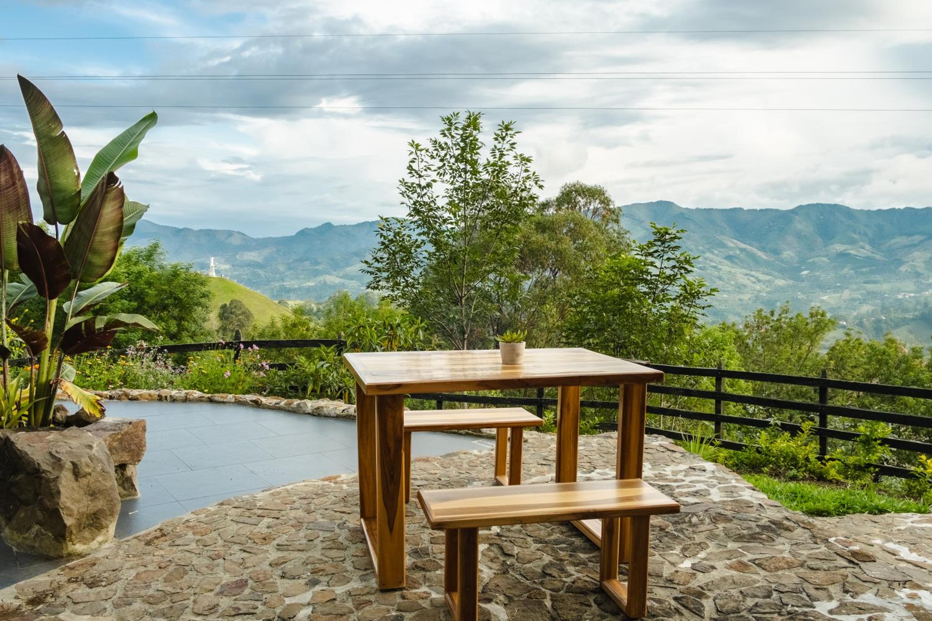Refined cabin, panoramic views, steps from Jericó