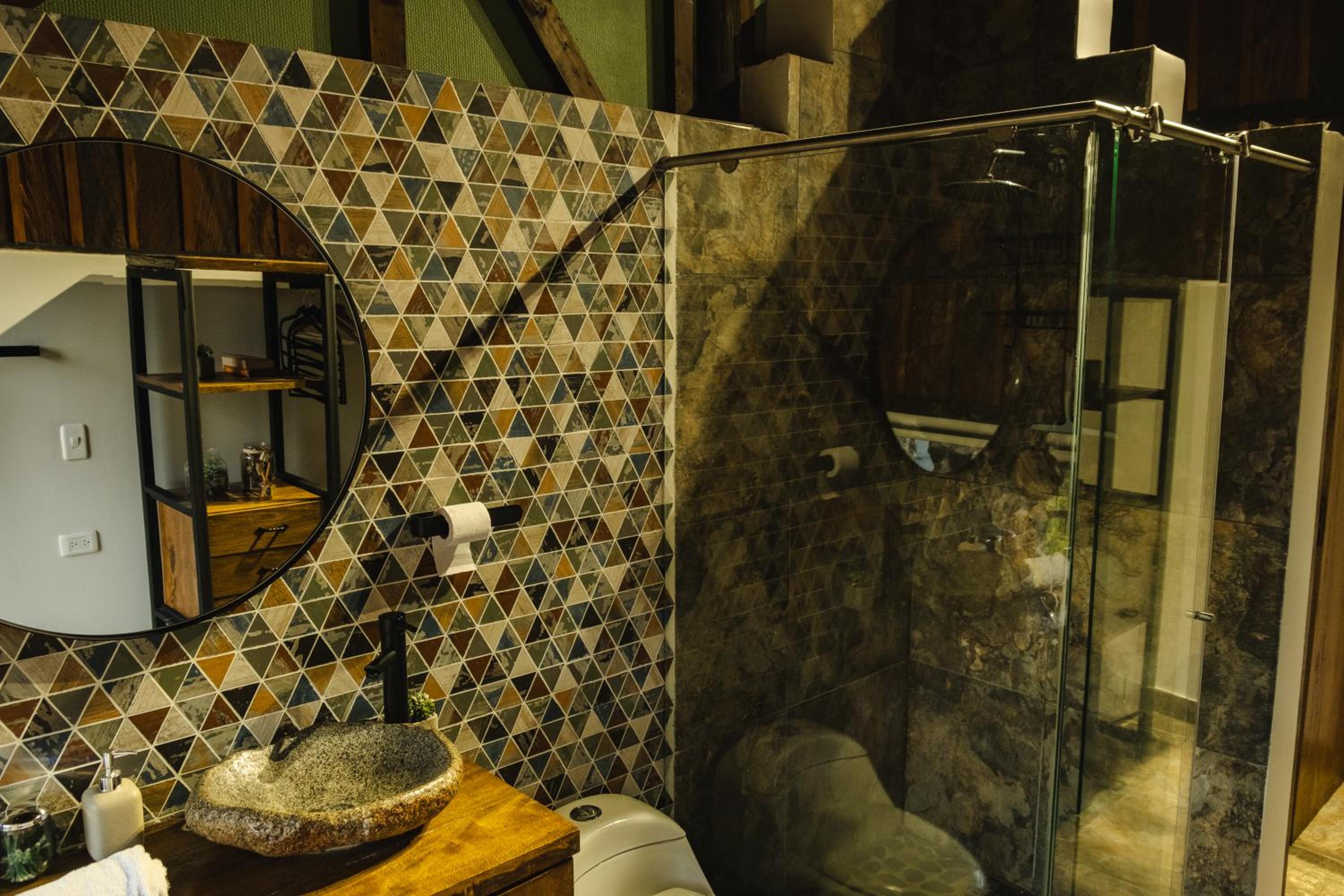 Refined cabin, panoramic views, steps from Jericó