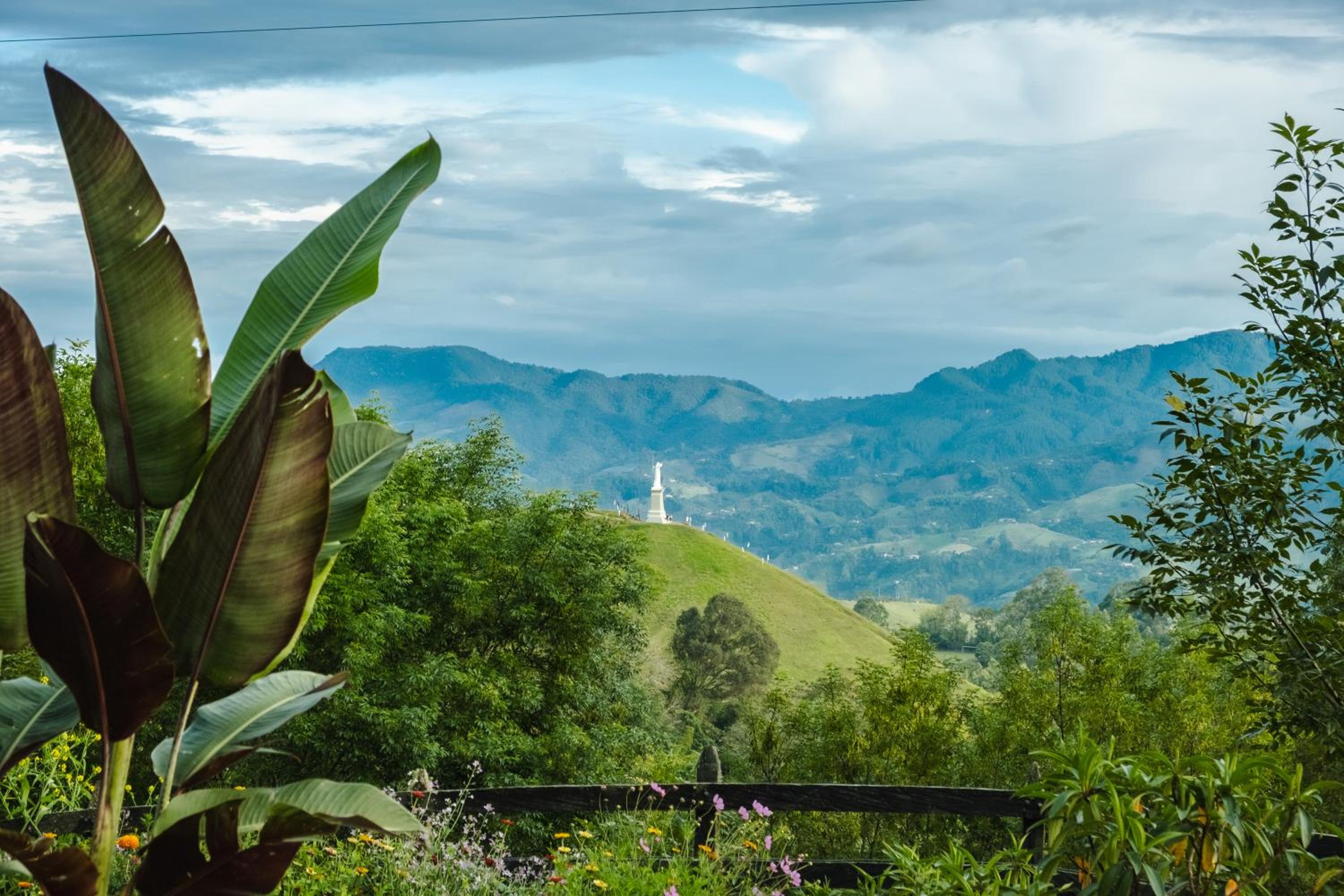Refined cabin, panoramic views, steps from Jericó