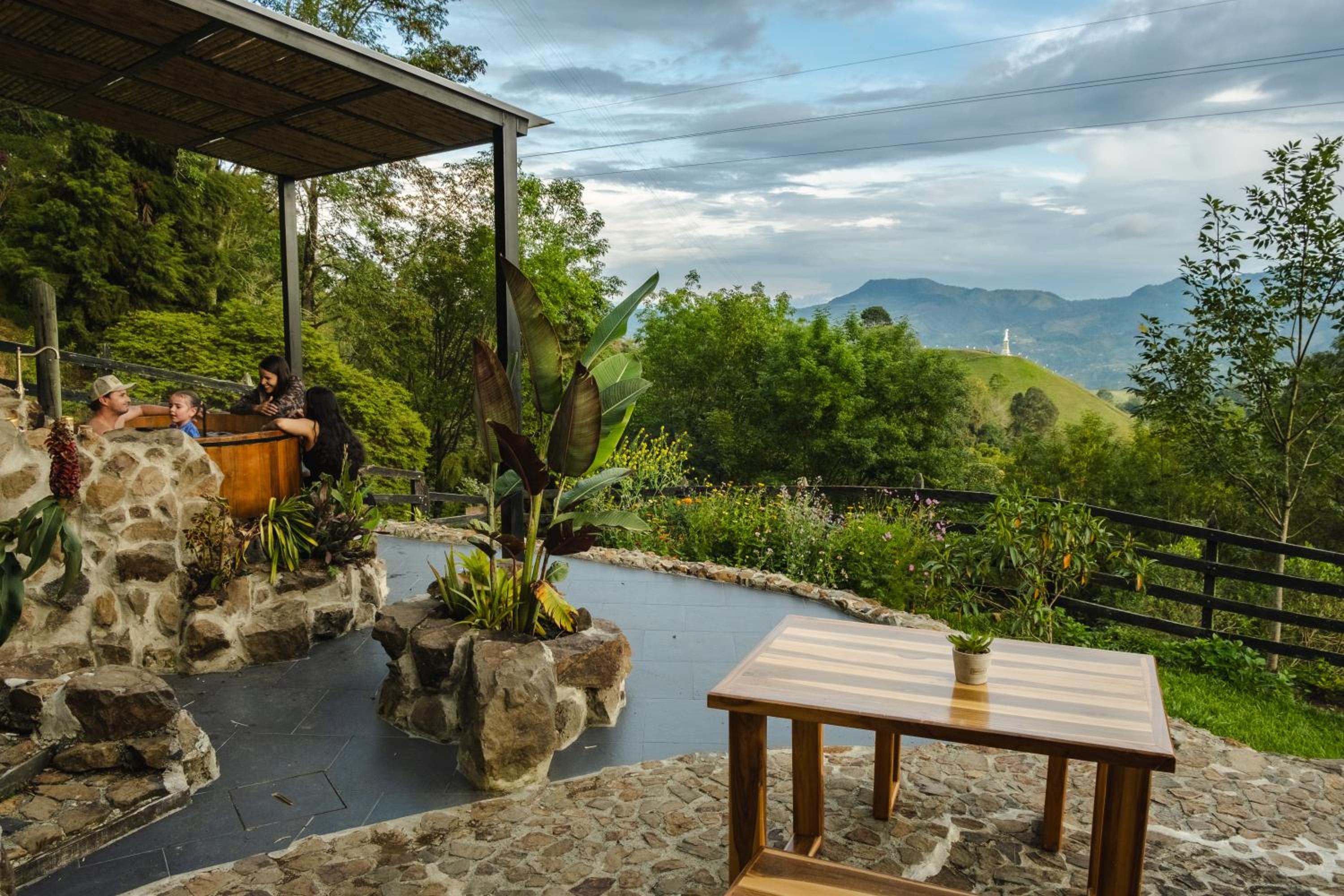 Refined cabin, panoramic views, steps from Jericó