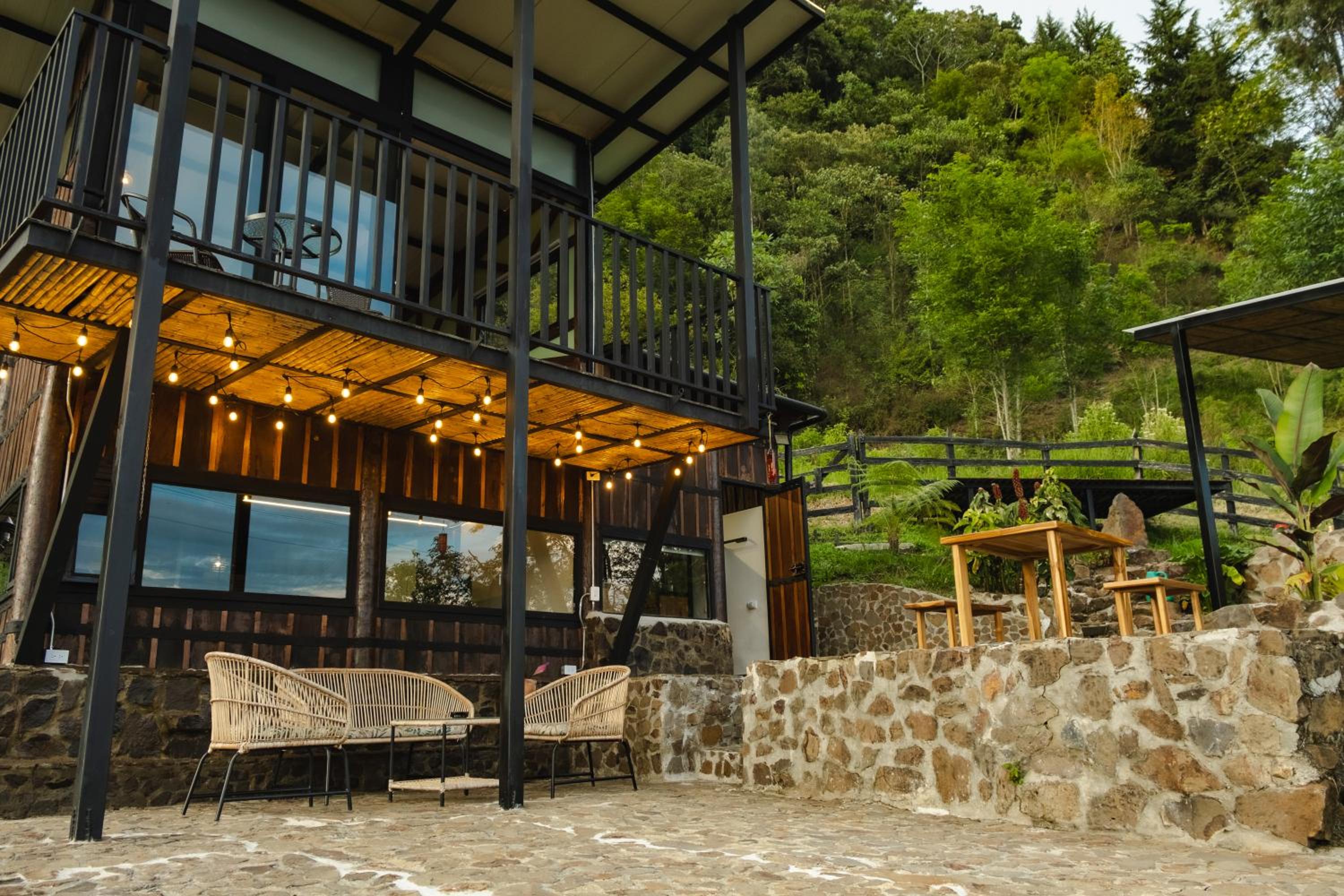 Refined cabin, panoramic views, steps from Jericó