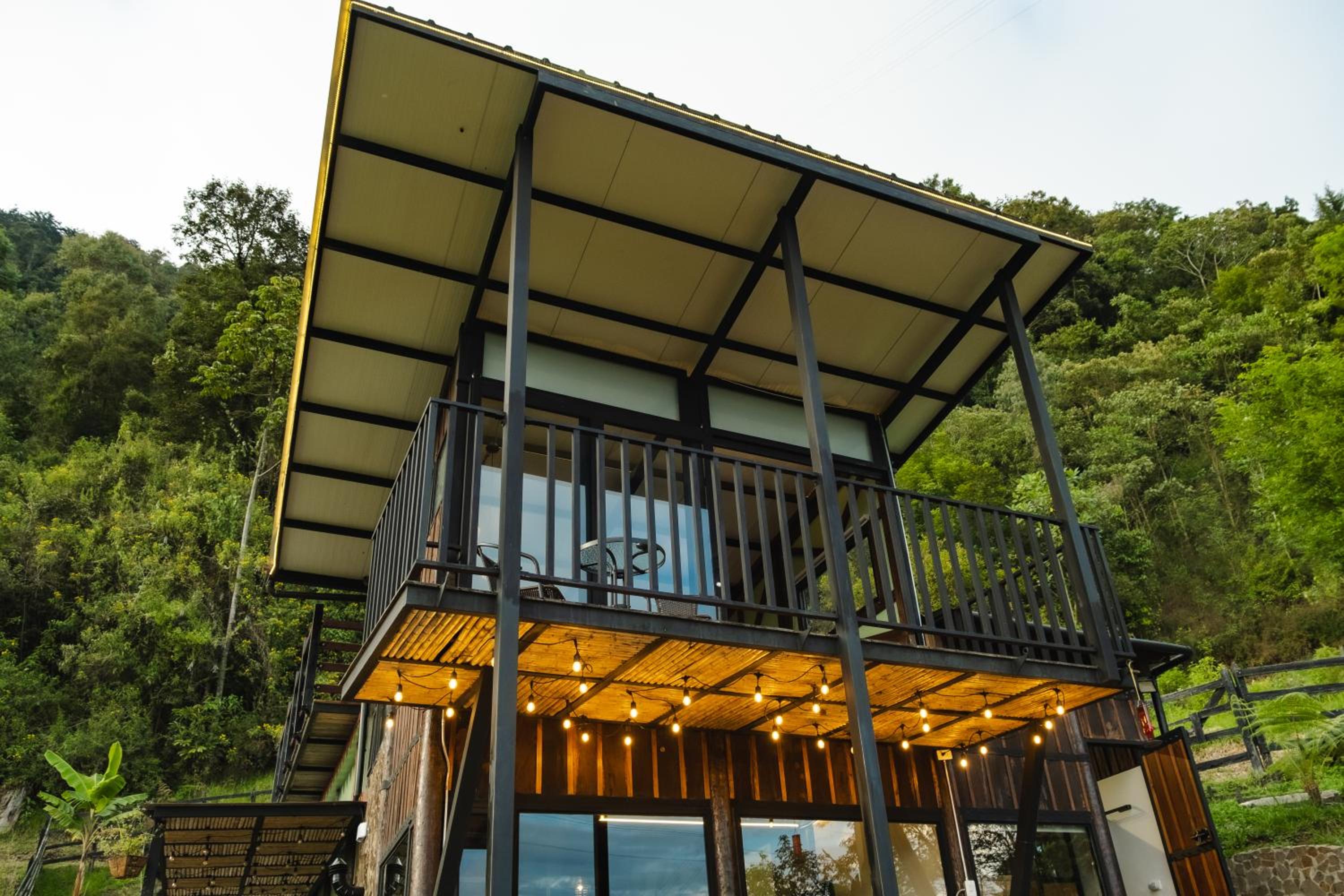 Refined cabin, panoramic views, steps from Jericó