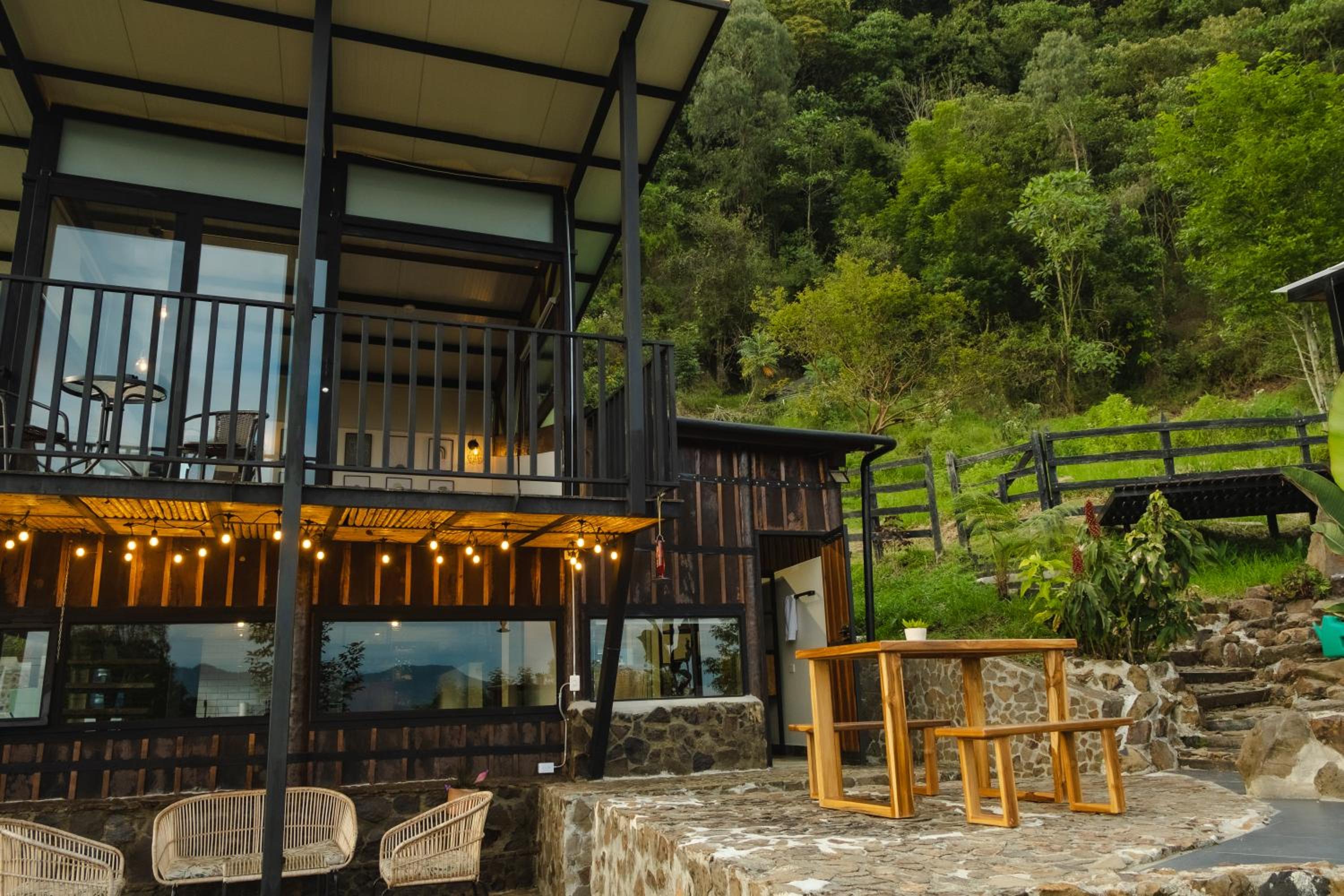 Refined cabin, panoramic views, steps from Jericó