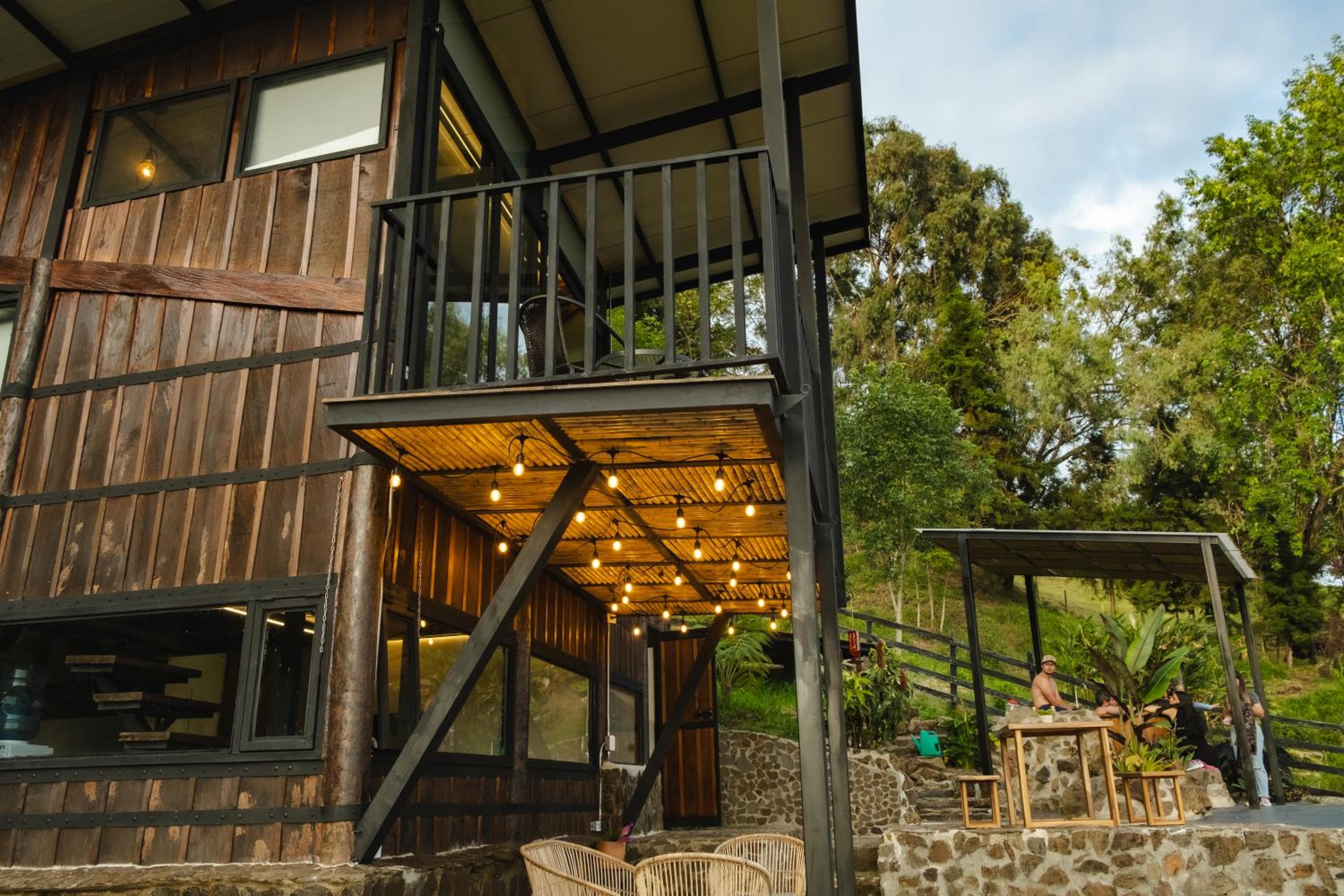 Refined cabin, panoramic views, steps from Jericó