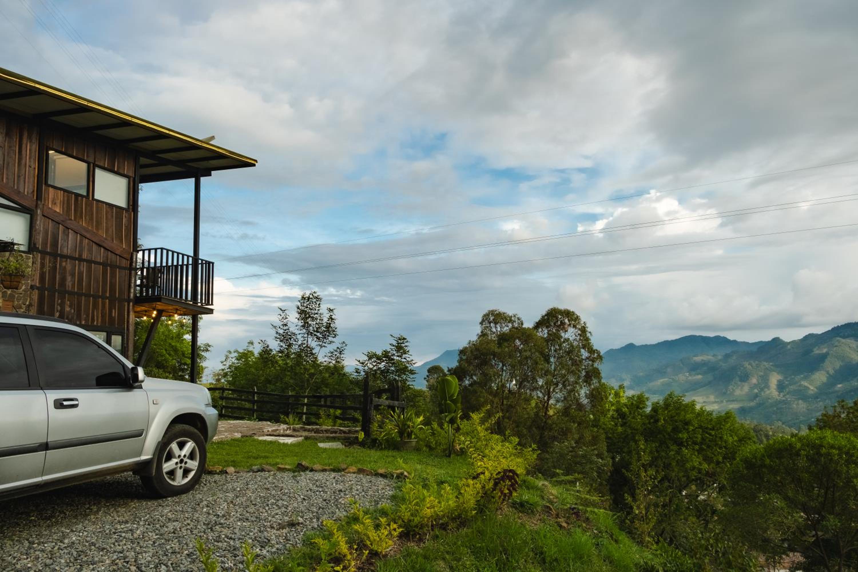 Refined cabin, panoramic views, steps from Jericó