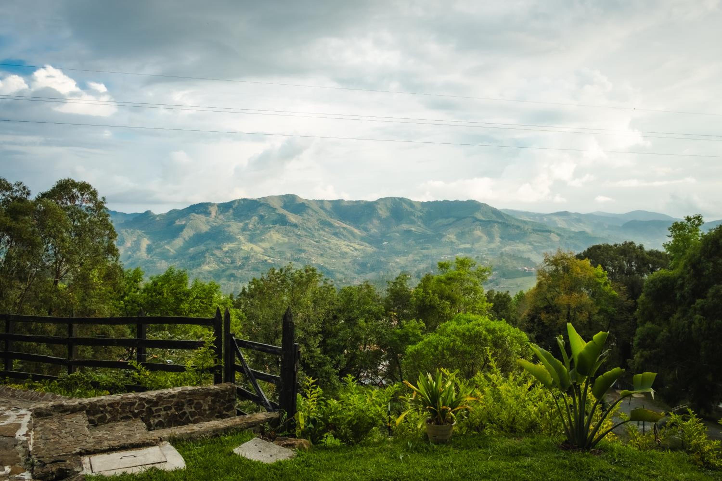 Refined cabin, panoramic views, steps from Jericó