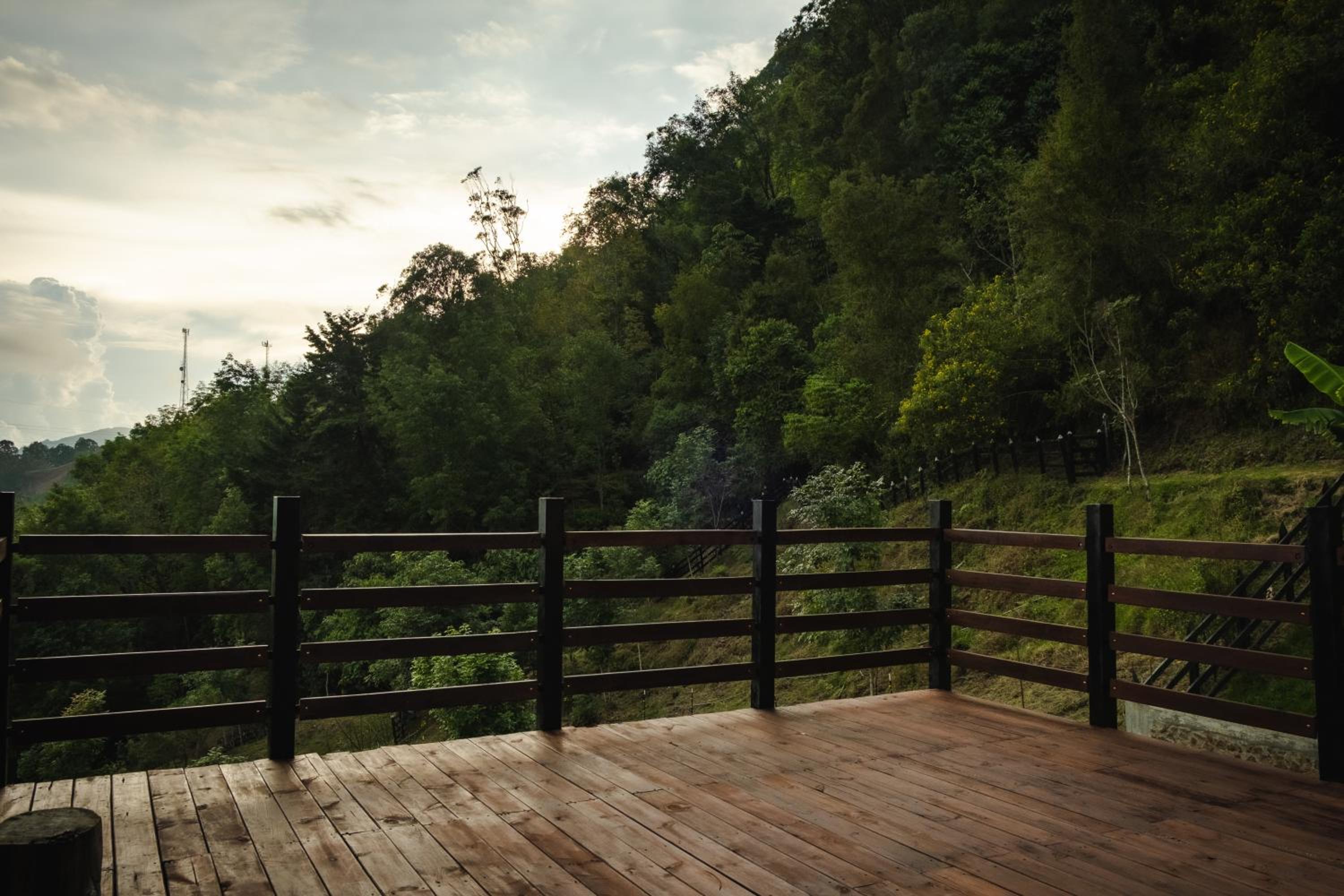 Refined cabin, panoramic views, steps from Jericó