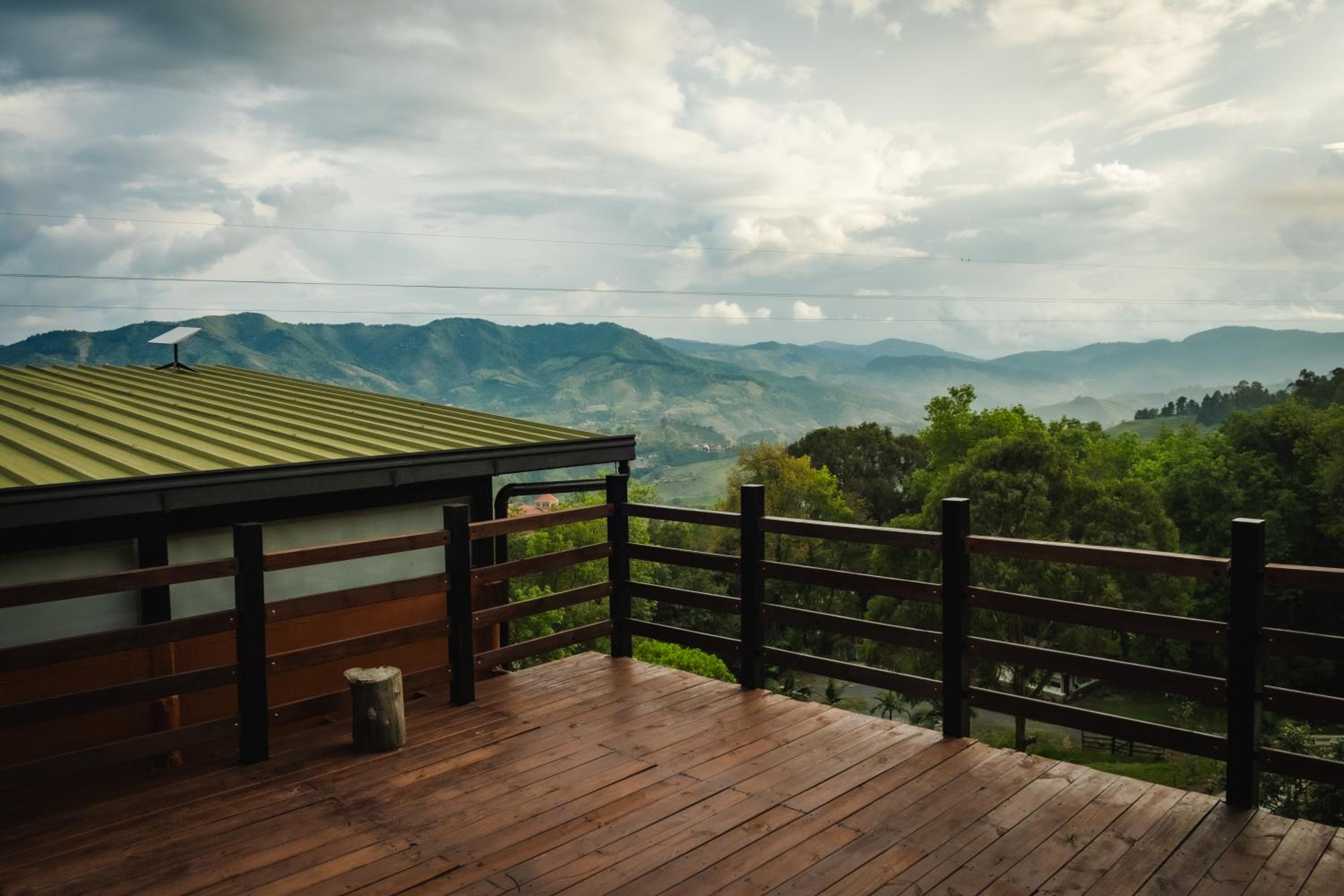 Refined cabin, panoramic views, steps from Jericó