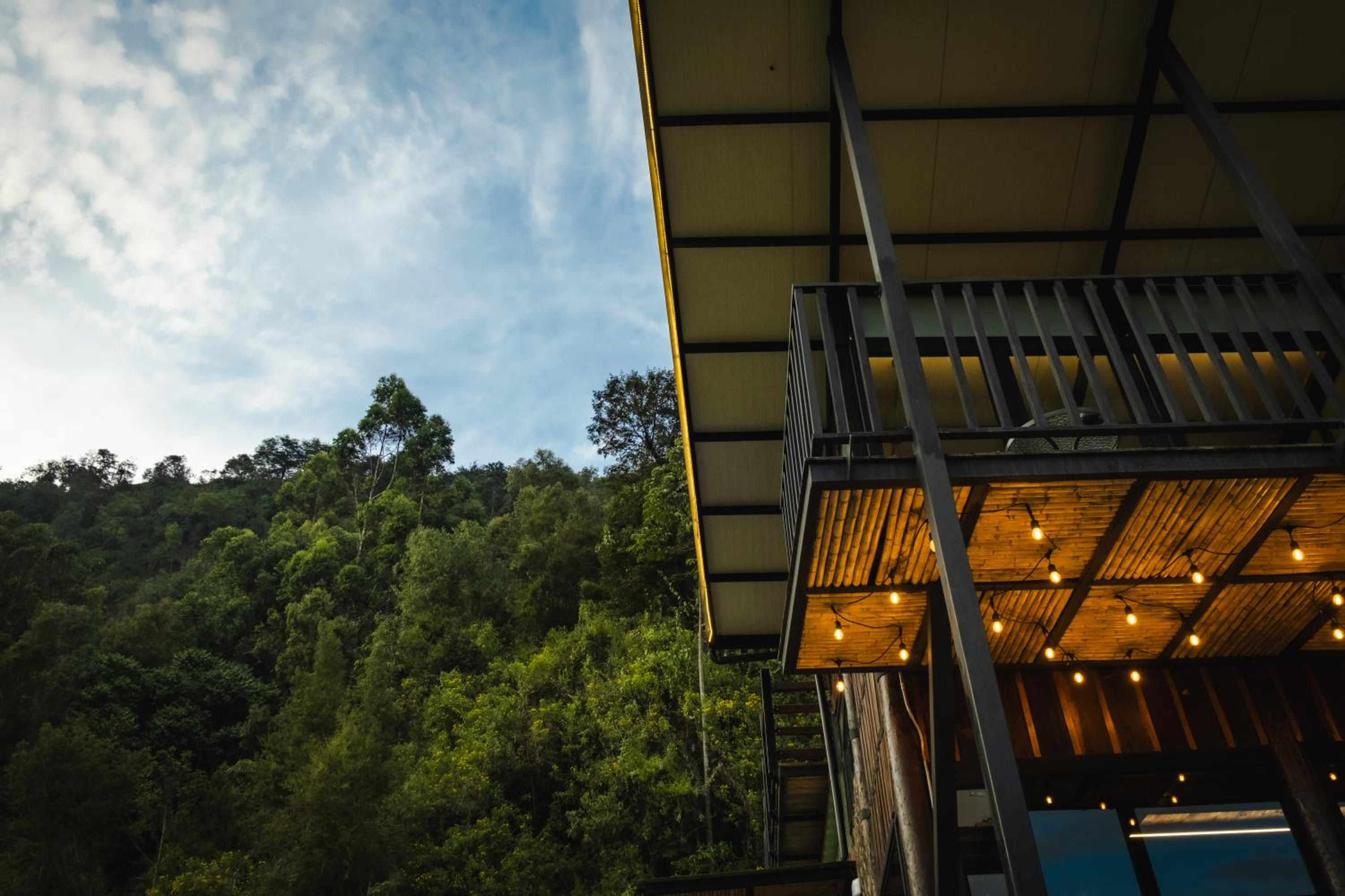 Refined cabin, panoramic views, steps from Jericó