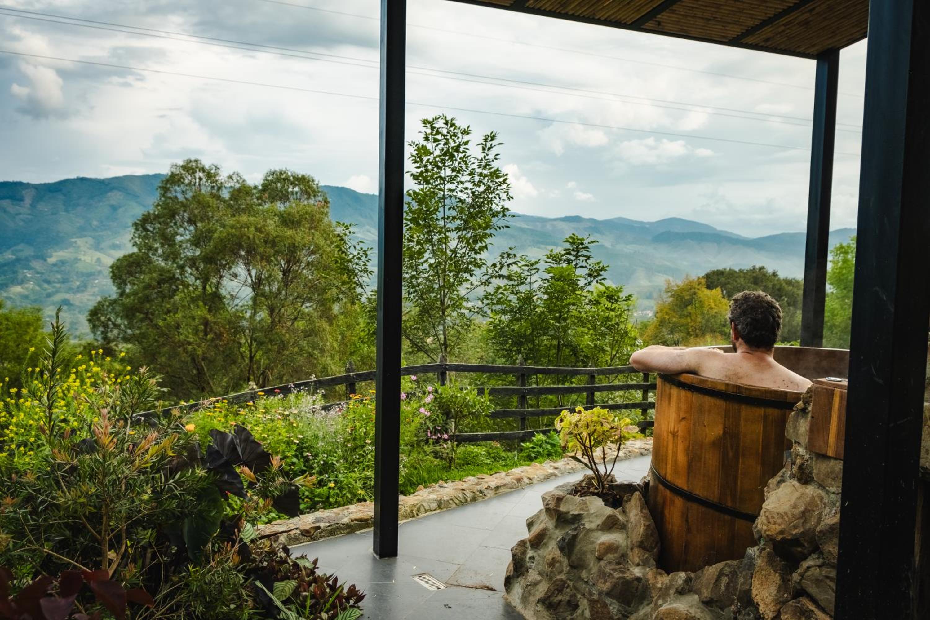 Refined cabin, panoramic views, steps from Jericó